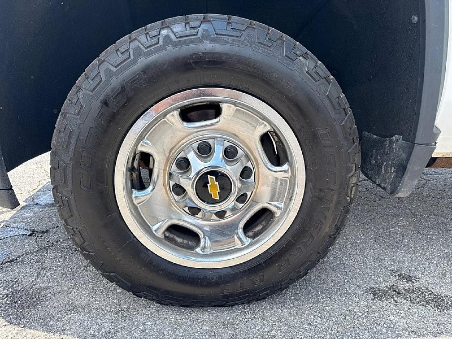 2021 WHITE /BLACK Chevrolet Silverado 2500HD Work Truck Crew Cab Short Box 2WD (1GC1WLE72MF) with an 6.6L V8 OHV 16V engine, 6A transmission, located at 3304 Woodville Road, Northwood, OH, 43619, (419) 210-8019, 41.612694, -83.480743 - Your #1 Destination for Auto Loans and mdash;No Matter Your Credit!At our dealership, we believe everyone deserves the opportunity to drive their dream car and mdash;whether you have good credit, bad credit, or no credit at all. With a wide selection of hundreds of cars, trucks, and SUVs, you'll fin- Photo#16