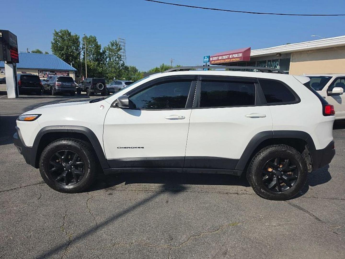2017 WHITE /BLACK Jeep Cherokee Trailhawk 4WD (1C4PJMBS9HW) with an 3.2L V6 DOHC 24V engine, 9A transmission, located at 3304 Woodville Road, Northwood, OH, 43619, (419) 210-8019, 41.612694, -83.480743- Photo#0
