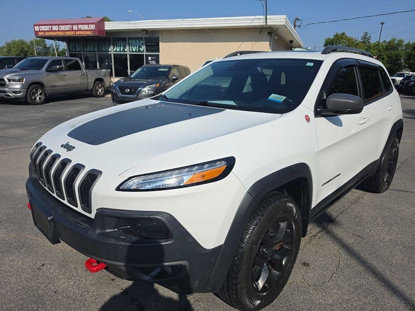 2017 WHITE /BLACK Jeep Cherokee Trailhawk 4WD (1C4PJMBS9HW) with an 3.2L V6 DOHC 24V engine, 9A transmission, located at 3304 Woodville Road, Northwood, OH, 43619, (419) 210-8019, 41.612694, -83.480743- Photo#4