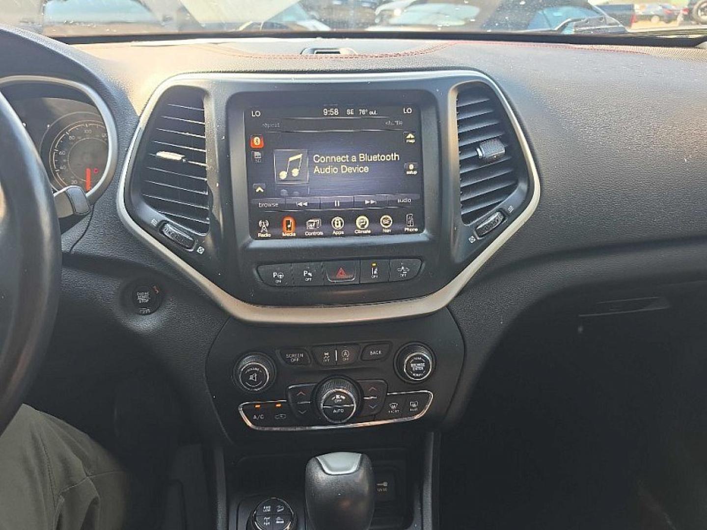 2017 WHITE /BLACK Jeep Cherokee Trailhawk 4WD (1C4PJMBS9HW) with an 3.2L V6 DOHC 24V engine, 9A transmission, located at 3304 Woodville Road, Northwood, OH, 43619, (419) 210-8019, 41.612694, -83.480743- Photo#21