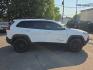 2017 WHITE /BLACK Jeep Cherokee Trailhawk 4WD (1C4PJMBS9HW) with an 3.2L V6 DOHC 24V engine, 9A transmission, located at 3304 Woodville Road, Northwood, OH, 43619, (419) 210-8019, 41.612694, -83.480743- Photo#27