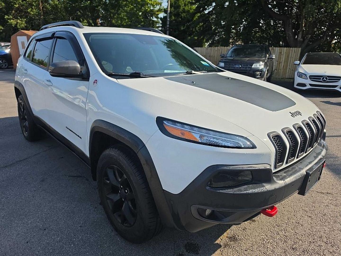 2017 WHITE /BLACK Jeep Cherokee Trailhawk 4WD (1C4PJMBS9HW) with an 3.2L V6 DOHC 24V engine, 9A transmission, located at 3304 Woodville Road, Northwood, OH, 43619, (419) 210-8019, 41.612694, -83.480743- Photo#29