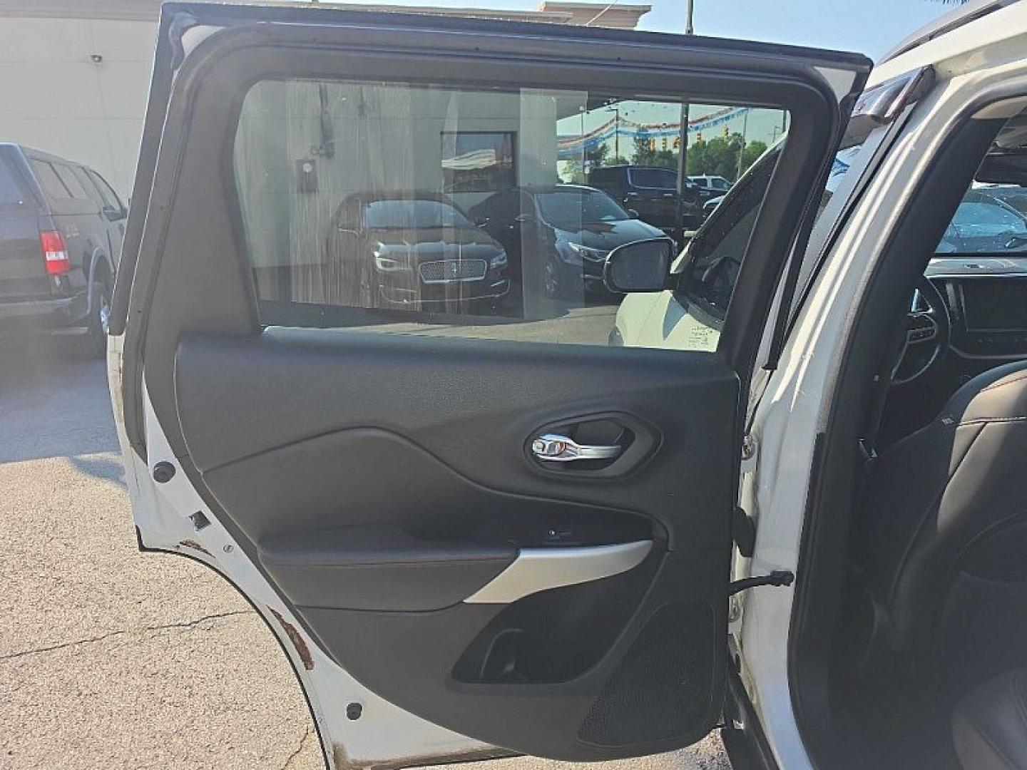 2017 WHITE /BLACK Jeep Cherokee Trailhawk 4WD (1C4PJMBS9HW) with an 3.2L V6 DOHC 24V engine, 9A transmission, located at 3304 Woodville Road, Northwood, OH, 43619, (419) 210-8019, 41.612694, -83.480743- Photo#33