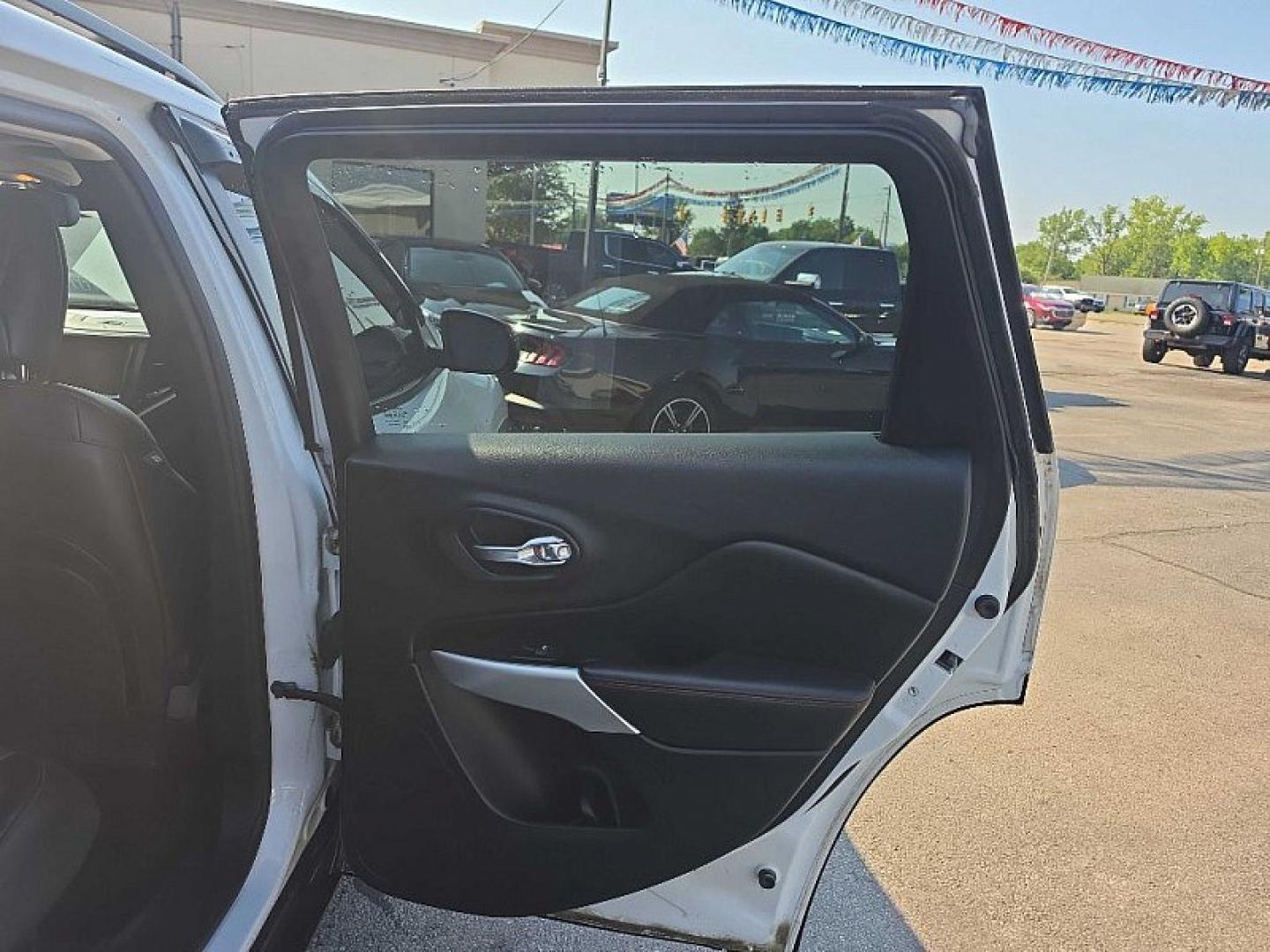 2017 WHITE /BLACK Jeep Cherokee Trailhawk 4WD (1C4PJMBS9HW) with an 3.2L V6 DOHC 24V engine, 9A transmission, located at 3304 Woodville Road, Northwood, OH, 43619, (419) 210-8019, 41.612694, -83.480743- Photo#36