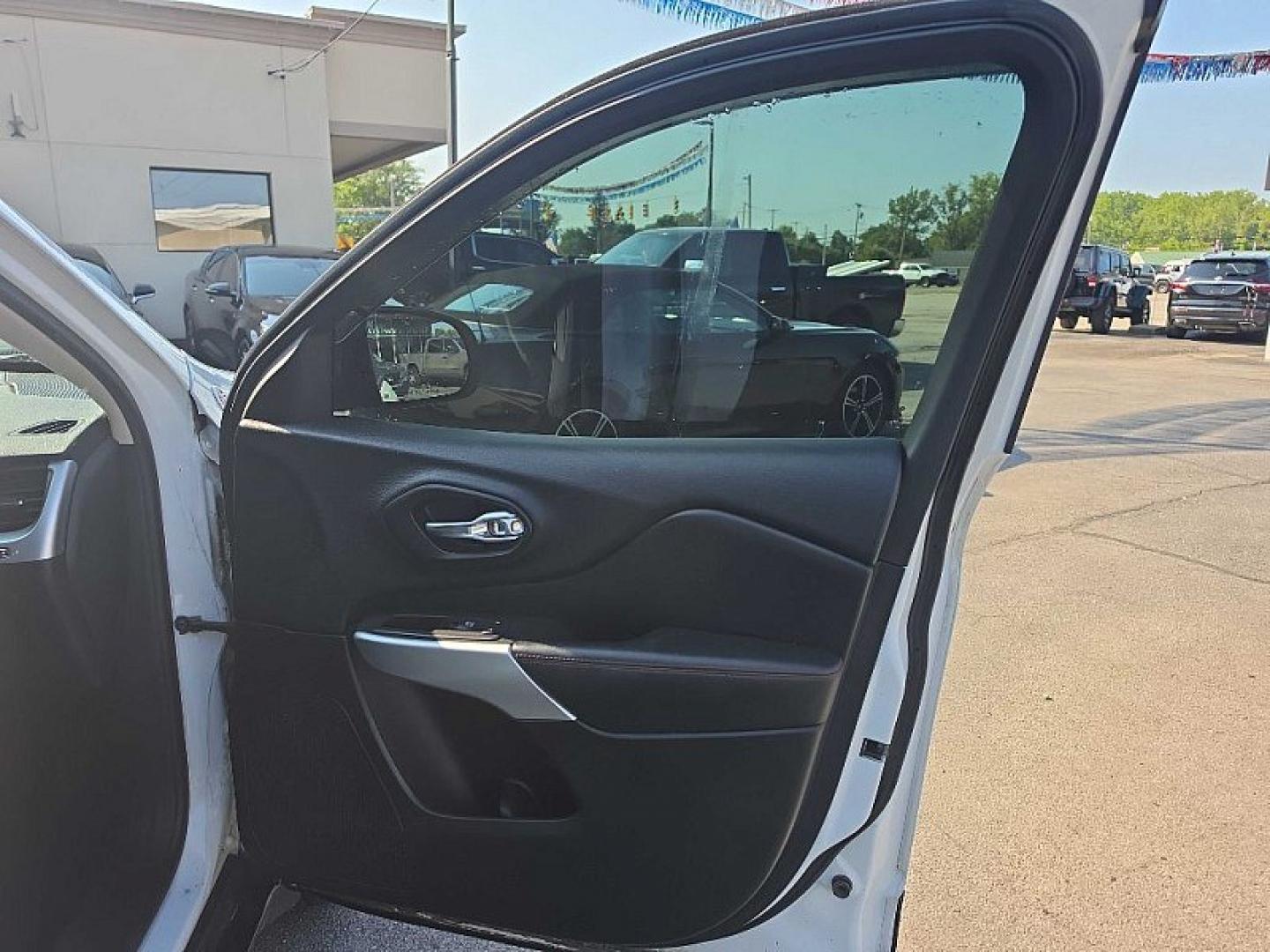 2017 WHITE /BLACK Jeep Cherokee Trailhawk 4WD (1C4PJMBS9HW) with an 3.2L V6 DOHC 24V engine, 9A transmission, located at 3304 Woodville Road, Northwood, OH, 43619, (419) 210-8019, 41.612694, -83.480743- Photo#38