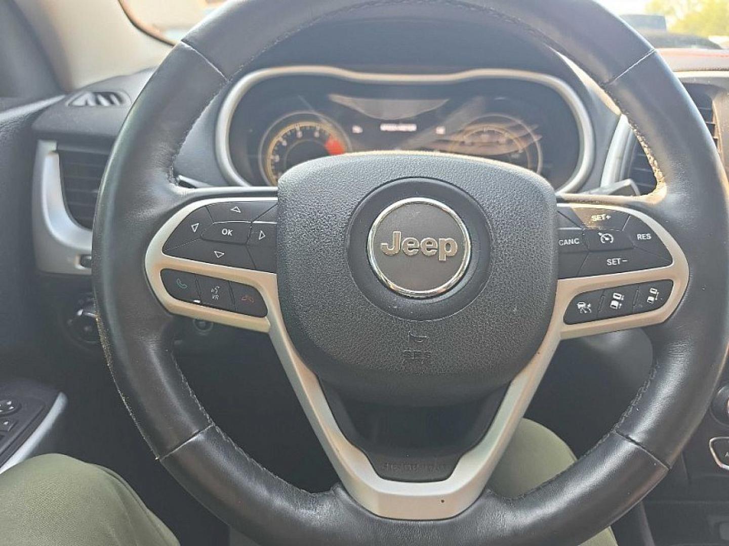 2017 WHITE /BLACK Jeep Cherokee Trailhawk 4WD (1C4PJMBS9HW) with an 3.2L V6 DOHC 24V engine, 9A transmission, located at 3304 Woodville Road, Northwood, OH, 43619, (419) 210-8019, 41.612694, -83.480743- Photo#42