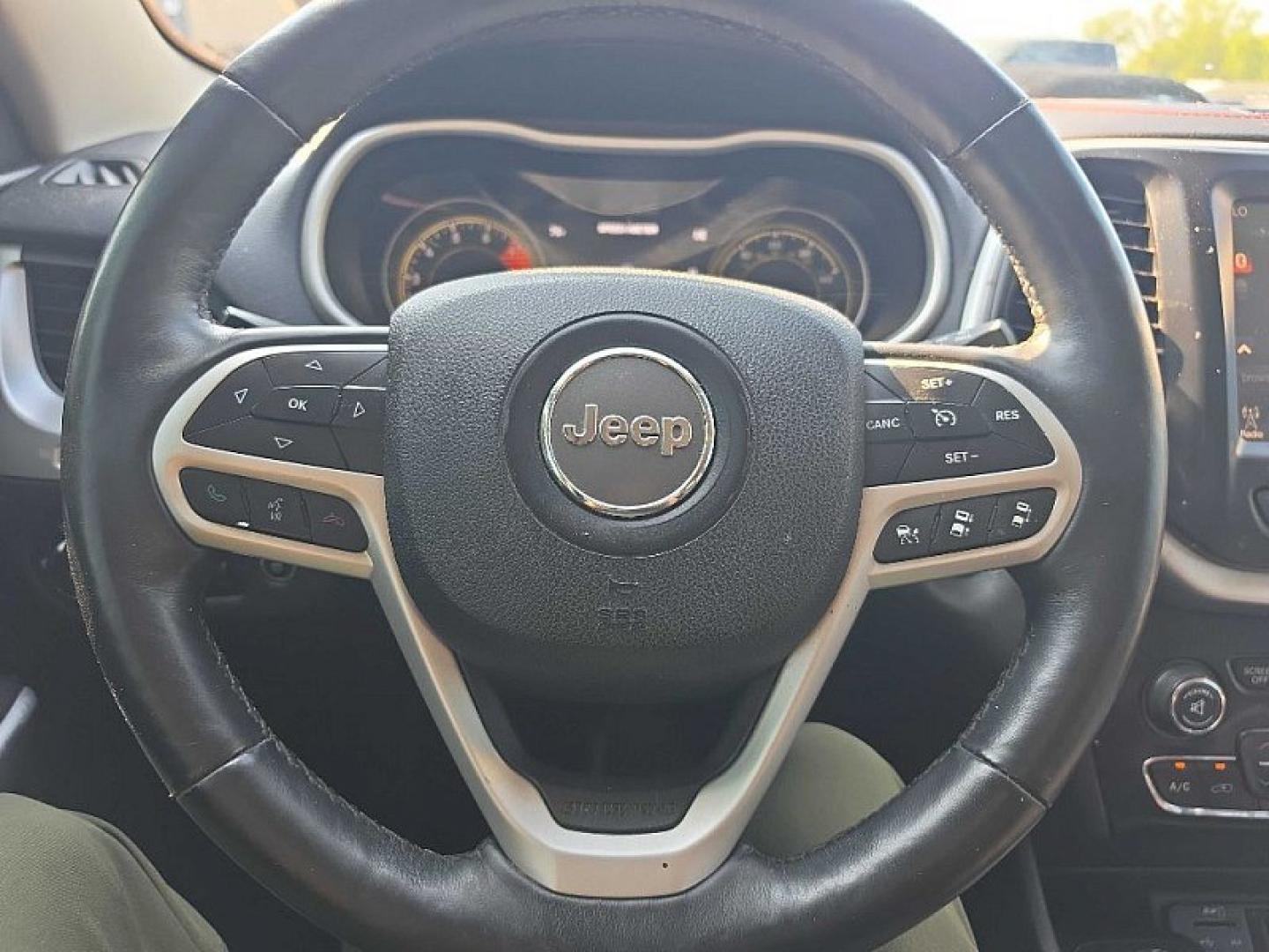2017 WHITE /BLACK Jeep Cherokee Trailhawk 4WD (1C4PJMBS9HW) with an 3.2L V6 DOHC 24V engine, 9A transmission, located at 3304 Woodville Road, Northwood, OH, 43619, (419) 210-8019, 41.612694, -83.480743- Photo#43