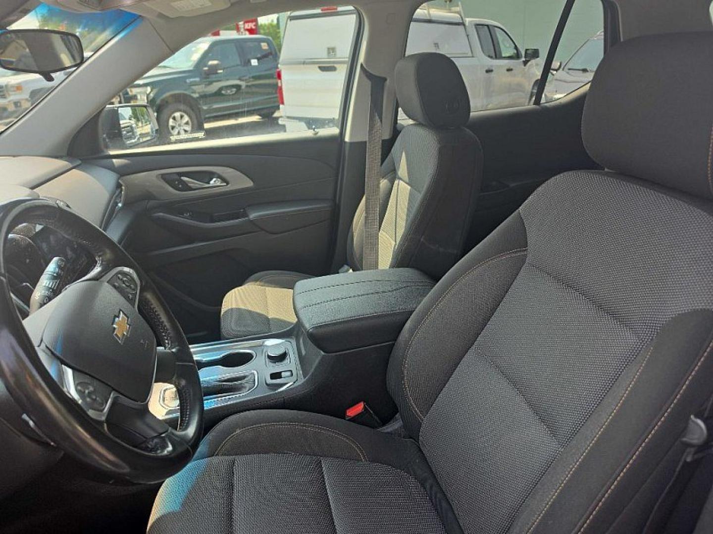 2020 WHITE /BLACK Chevrolet Traverse LT Cloth AWD (1GNEVGKW5LJ) with an 3.6L V6 DOHC 24V engine, 9A transmission, located at 3304 Woodville Road, Northwood, OH, 43619, (419) 210-8019, 41.612694, -83.480743 - Your #1 Destination for Auto Loans and mdash;No Matter Your Credit!At our dealership, we believe everyone deserves the opportunity to drive their dream car and mdash;whether you have good credit, bad credit, or no credit at all. With a wide selection of hundreds of cars, trucks, and SUVs, you'll fin- Photo#9