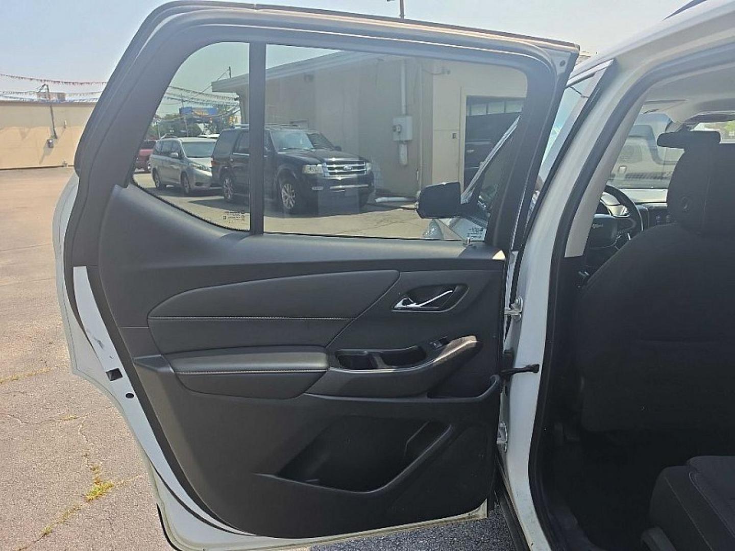 2020 WHITE /BLACK Chevrolet Traverse LT Cloth AWD (1GNEVGKW5LJ) with an 3.6L V6 DOHC 24V engine, 9A transmission, located at 3304 Woodville Road, Northwood, OH, 43619, (419) 210-8019, 41.612694, -83.480743 - Your #1 Destination for Auto Loans and mdash;No Matter Your Credit!At our dealership, we believe everyone deserves the opportunity to drive their dream car and mdash;whether you have good credit, bad credit, or no credit at all. With a wide selection of hundreds of cars, trucks, and SUVs, you'll fin- Photo#10