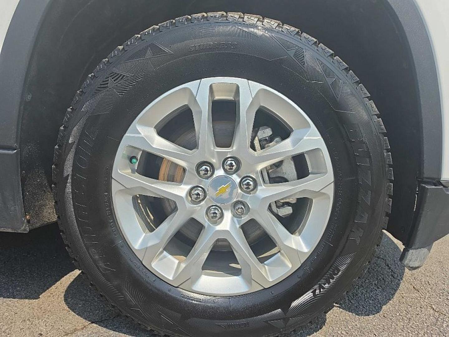 2020 WHITE /BLACK Chevrolet Traverse LT Cloth AWD (1GNEVGKW5LJ) with an 3.6L V6 DOHC 24V engine, 9A transmission, located at 3304 Woodville Road, Northwood, OH, 43619, (419) 210-8019, 41.612694, -83.480743 - Your #1 Destination for Auto Loans and mdash;No Matter Your Credit!At our dealership, we believe everyone deserves the opportunity to drive their dream car and mdash;whether you have good credit, bad credit, or no credit at all. With a wide selection of hundreds of cars, trucks, and SUVs, you'll fin- Photo#21