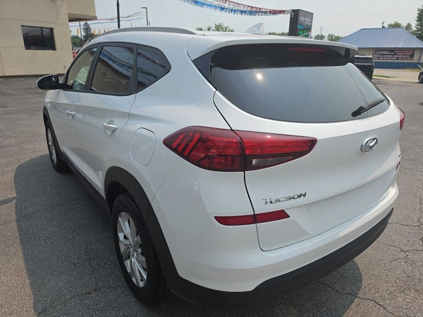2019 WHITE /BLACK / BEIGE Hyundai Tucson SEL AWD (KM8J3CA47KU) with an 2.0L L4 DOHC 16V engine, 6A transmission, located at 3304 Woodville Road, Northwood, OH, 43619, (419) 210-8019, 41.612694, -83.480743 - Your #1 Destination for Auto Loans and mdash;No Matter Your Credit!At our dealership, we believe everyone deserves the opportunity to drive their dream car and mdash;whether you have good credit, bad credit, or no credit at all. With a wide selection of hundreds of cars, trucks, and SUVs, you'll fin- Photo#23