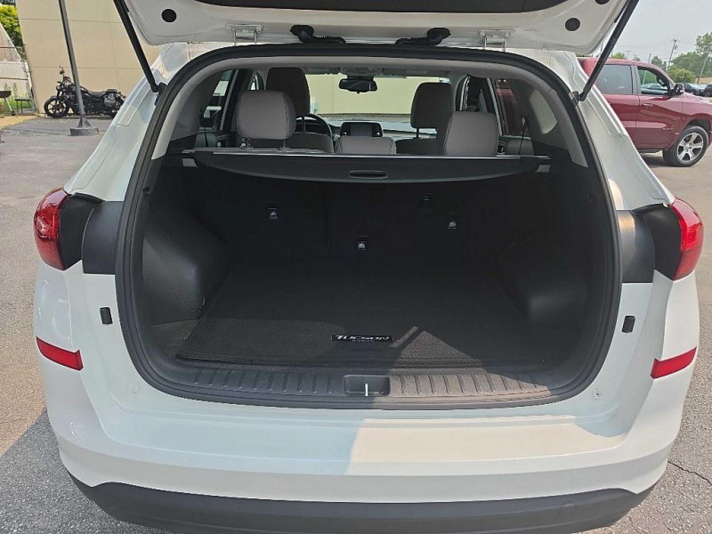 2019 WHITE /BLACK / BEIGE Hyundai Tucson SEL AWD (KM8J3CA47KU) with an 2.0L L4 DOHC 16V engine, 6A transmission, located at 3304 Woodville Road, Northwood, OH, 43619, (419) 210-8019, 41.612694, -83.480743 - Your #1 Destination for Auto Loans and mdash;No Matter Your Credit!At our dealership, we believe everyone deserves the opportunity to drive their dream car and mdash;whether you have good credit, bad credit, or no credit at all. With a wide selection of hundreds of cars, trucks, and SUVs, you'll fin- Photo#31