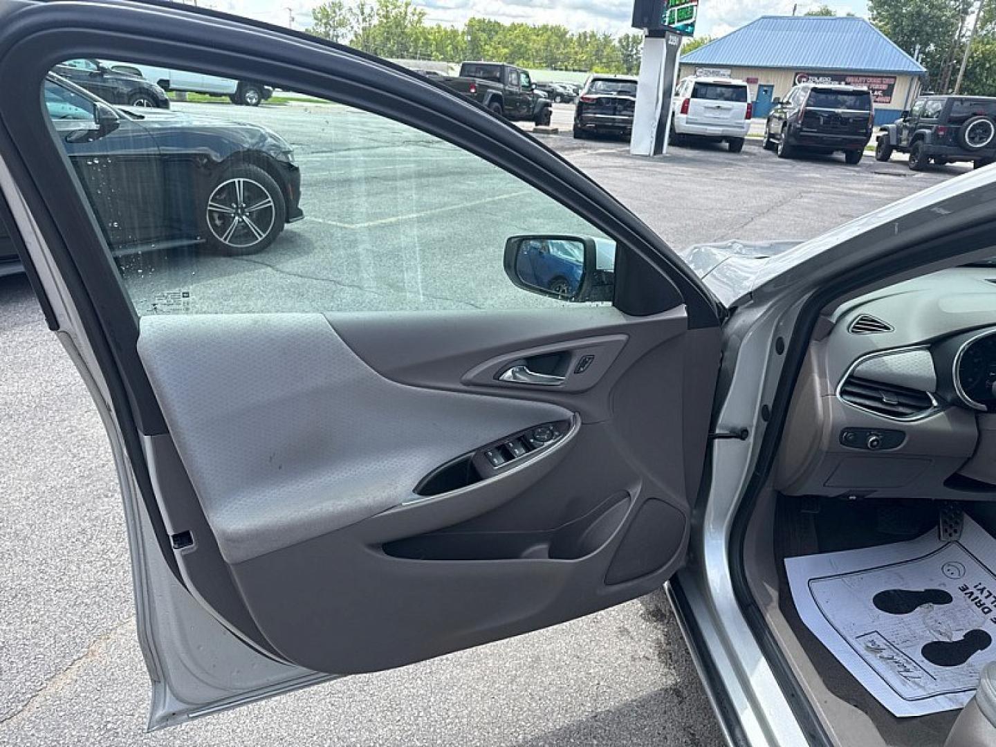 2017 SILVER /BEIGE Chevrolet Malibu 1LT (1G1ZE5ST2HF) with an 1.5L L4 DOHC 16V engine, 6A transmission, located at 3304 Woodville Road, Northwood, OH, 43619, (419) 210-8019, 41.612694, -83.480743 - Your #1 Destination for Auto Loans and mdash;No Matter Your Credit!At our dealership, we believe everyone deserves the opportunity to drive their dream car and mdash;whether you have good credit, bad credit, or no credit at all. With a wide selection of hundreds of cars, trucks, and SUVs, you'll fin- Photo#8