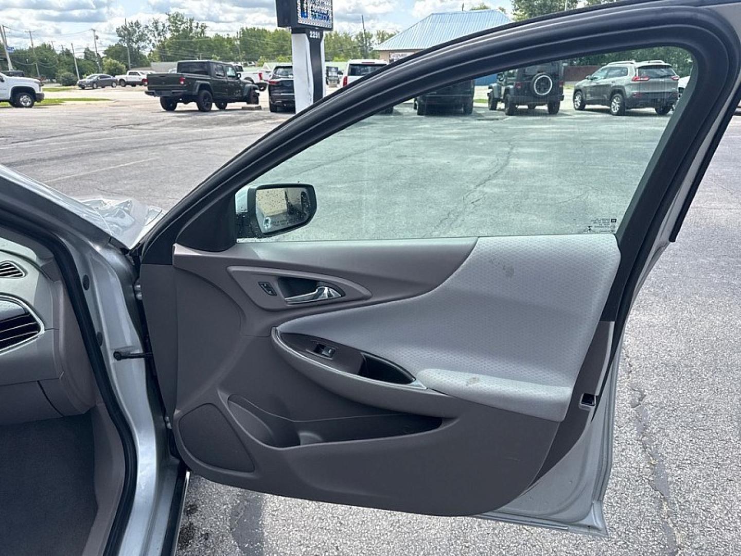 2017 SILVER /BEIGE Chevrolet Malibu 1LT (1G1ZE5ST2HF) with an 1.5L L4 DOHC 16V engine, 6A transmission, located at 3304 Woodville Road, Northwood, OH, 43619, (419) 210-8019, 41.612694, -83.480743 - Your #1 Destination for Auto Loans and mdash;No Matter Your Credit!At our dealership, we believe everyone deserves the opportunity to drive their dream car and mdash;whether you have good credit, bad credit, or no credit at all. With a wide selection of hundreds of cars, trucks, and SUVs, you'll fin- Photo#15