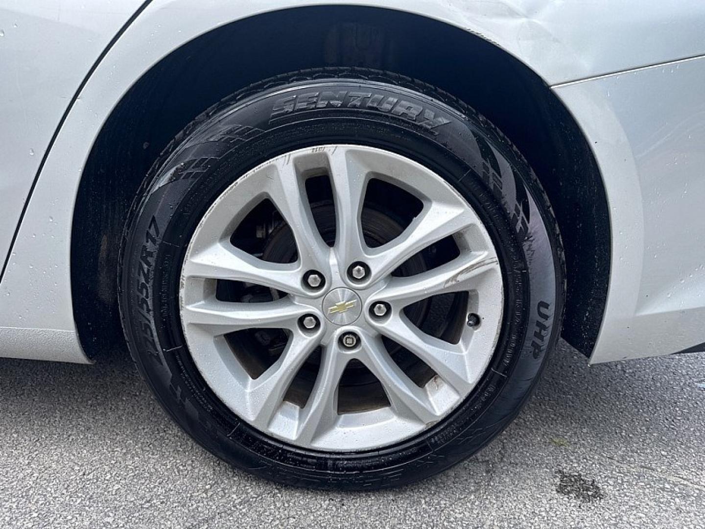 2017 SILVER /BEIGE Chevrolet Malibu 1LT (1G1ZE5ST2HF) with an 1.5L L4 DOHC 16V engine, 6A transmission, located at 3304 Woodville Road, Northwood, OH, 43619, (419) 210-8019, 41.612694, -83.480743 - Your #1 Destination for Auto Loans and mdash;No Matter Your Credit!At our dealership, we believe everyone deserves the opportunity to drive their dream car and mdash;whether you have good credit, bad credit, or no credit at all. With a wide selection of hundreds of cars, trucks, and SUVs, you'll fin- Photo#17