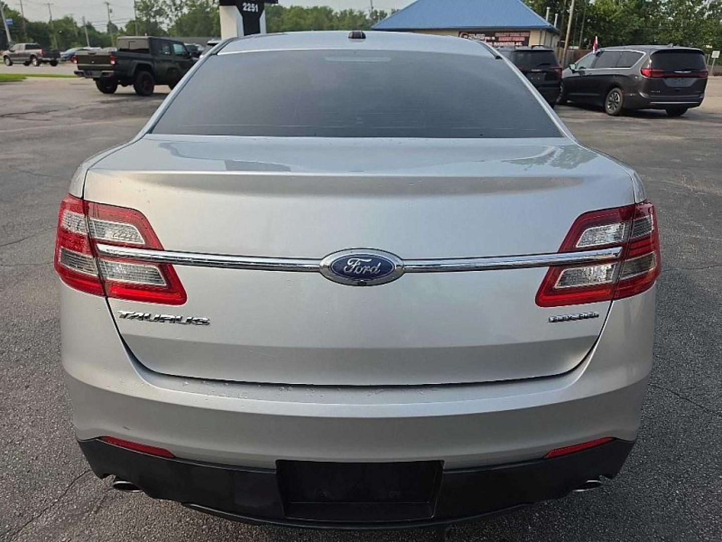2017 SILVER /BLACK Ford Taurus SE FWD (1FAHP2D83HG) with an 3.5L V6 DOHC 24V engine, 6A transmission, located at 3304 Woodville Road, Northwood, OH, 43619, (419) 210-8019, 41.612694, -83.480743 - Your #1 Destination for Auto Loans and mdash;No Matter Your Credit!At our dealership, we believe everyone deserves the opportunity to drive their dream car and mdash;whether you have good credit, bad credit, or no credit at all. With a wide selection of hundreds of cars, trucks, and SUVs, you'll fin- Photo#3