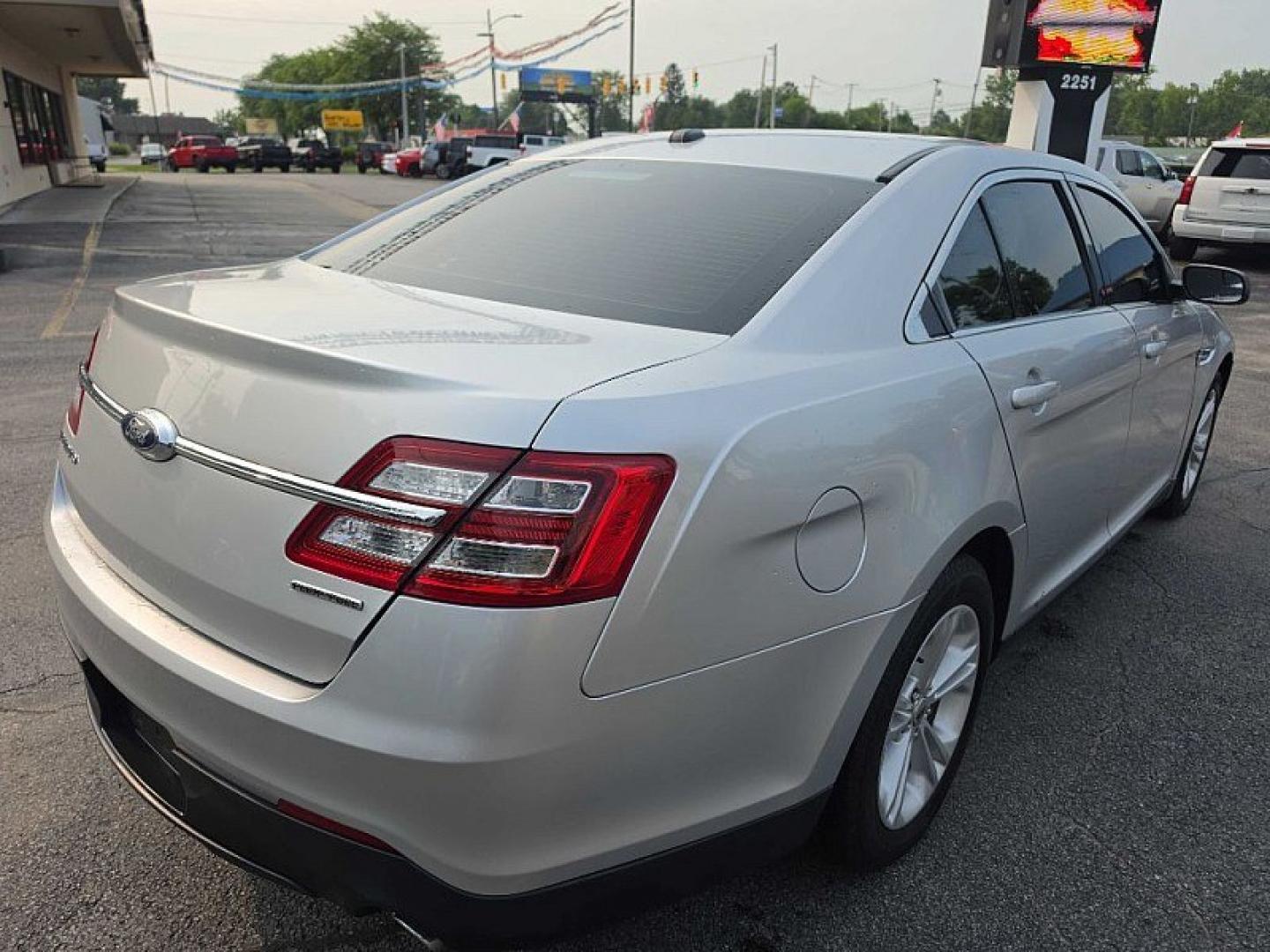 2017 SILVER /BLACK Ford Taurus SE FWD (1FAHP2D83HG) with an 3.5L V6 DOHC 24V engine, 6A transmission, located at 3304 Woodville Road, Northwood, OH, 43619, (419) 210-8019, 41.612694, -83.480743 - Your #1 Destination for Auto Loans and mdash;No Matter Your Credit!At our dealership, we believe everyone deserves the opportunity to drive their dream car and mdash;whether you have good credit, bad credit, or no credit at all. With a wide selection of hundreds of cars, trucks, and SUVs, you'll fin- Photo#4
