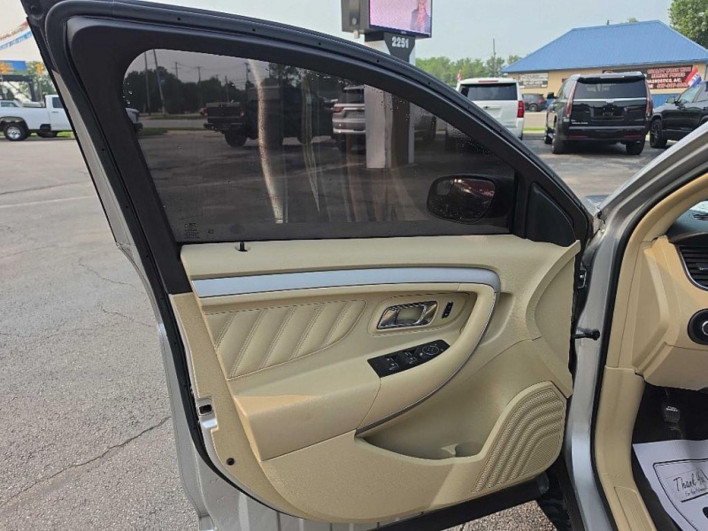 2017 SILVER /BLACK Ford Taurus SE FWD (1FAHP2D83HG) with an 3.5L V6 DOHC 24V engine, 6A transmission, located at 3304 Woodville Road, Northwood, OH, 43619, (419) 210-8019, 41.612694, -83.480743 - Your #1 Destination for Auto Loans and mdash;No Matter Your Credit!At our dealership, we believe everyone deserves the opportunity to drive their dream car and mdash;whether you have good credit, bad credit, or no credit at all. With a wide selection of hundreds of cars, trucks, and SUVs, you'll fin- Photo#8