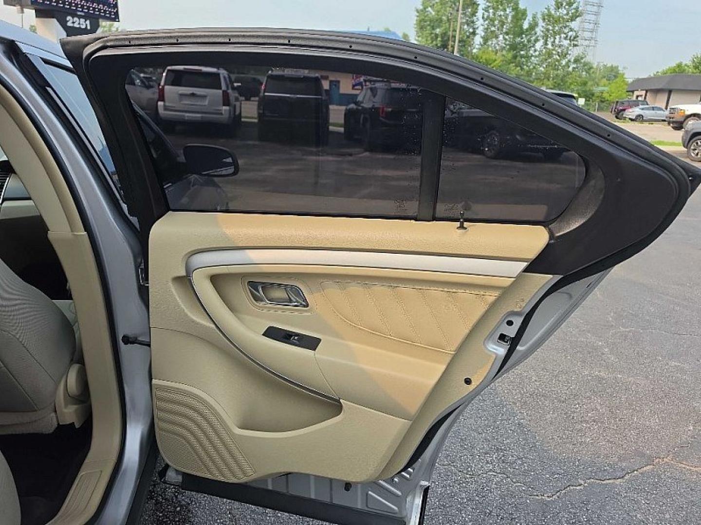 2017 SILVER /BLACK Ford Taurus SE FWD (1FAHP2D83HG) with an 3.5L V6 DOHC 24V engine, 6A transmission, located at 3304 Woodville Road, Northwood, OH, 43619, (419) 210-8019, 41.612694, -83.480743 - Your #1 Destination for Auto Loans and mdash;No Matter Your Credit!At our dealership, we believe everyone deserves the opportunity to drive their dream car and mdash;whether you have good credit, bad credit, or no credit at all. With a wide selection of hundreds of cars, trucks, and SUVs, you'll fin- Photo#14