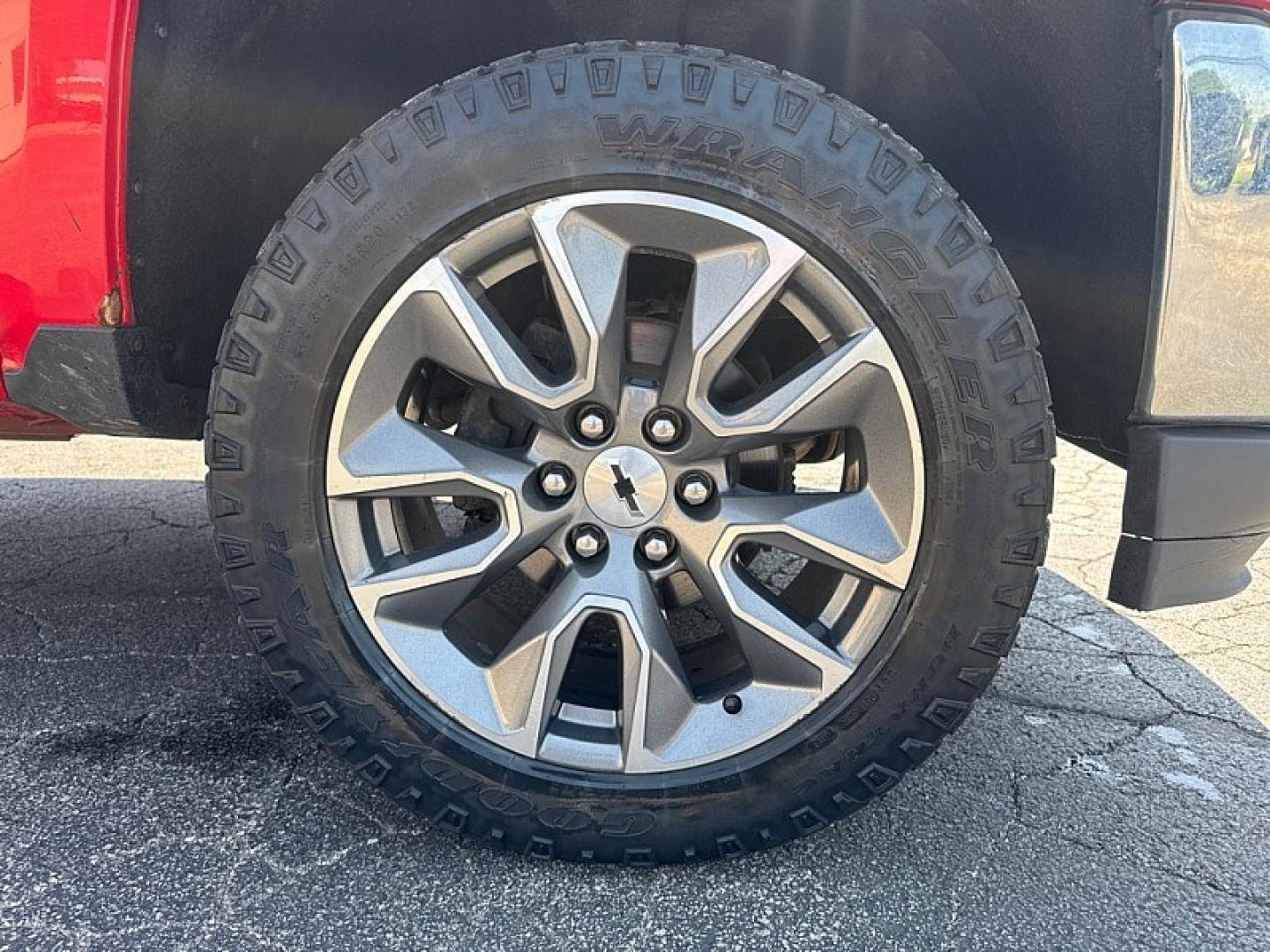 2018 RED /BLACK Chevrolet Silverado 1500 LT Double Cab 4WD (1GCVKREC8JZ) with an 5.3L V8 OHV 16V engine, 6A transmission, located at 3304 Woodville Road, Northwood, OH, 43619, (419) 210-8019, 41.612694, -83.480743 - Your #1 Destination for Auto Loans and mdash;No Matter Your Credit!At our dealership, we believe everyone deserves the opportunity to drive their dream car and mdash;whether you have good credit, bad credit, or no credit at all. With a wide selection of hundreds of cars, trucks, and SUVs, you'll fin- Photo#16