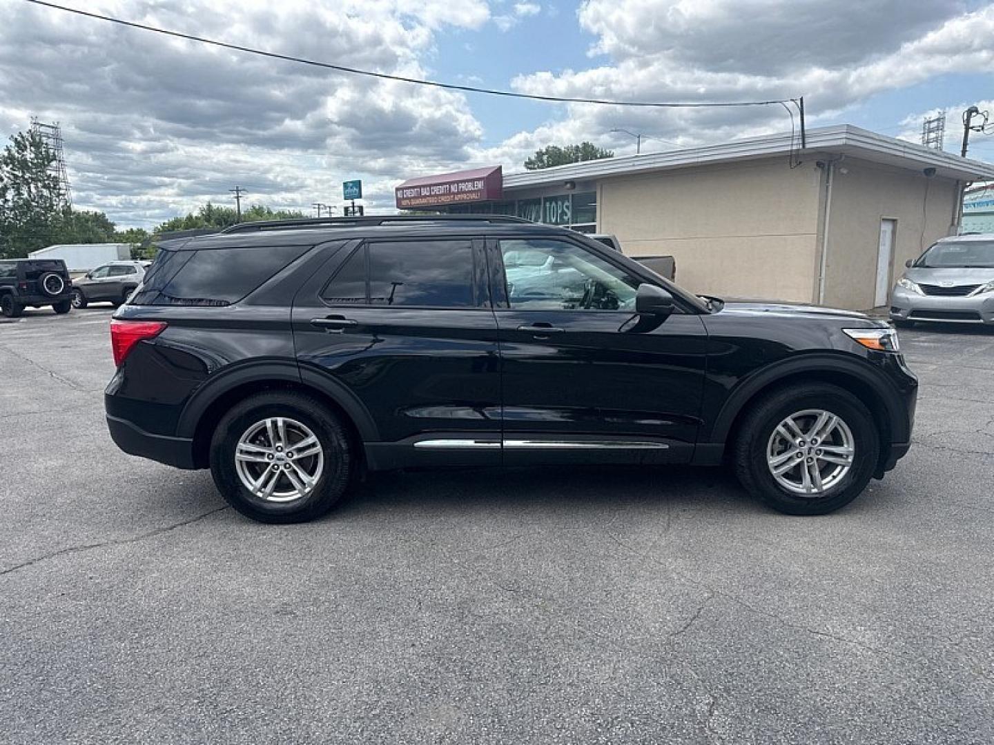2023 BLACK /BEIGE Ford Explorer XLT (1FMSK7DH6PG) with an 2.3L L4 DOHC 16V engine, 10A transmission, located at 3304 Woodville Road, Northwood, OH, 43619, (419) 210-8019, 41.612694, -83.480743 - Your #1 Destination for Auto Loans and mdash;No Matter Your Credit!At our dealership, we believe everyone deserves the opportunity to drive their dream car and mdash;whether you have good credit, bad credit, or no credit at all. With a wide selection of hundreds of cars, trucks, and SUVs, you'll fin- Photo#5