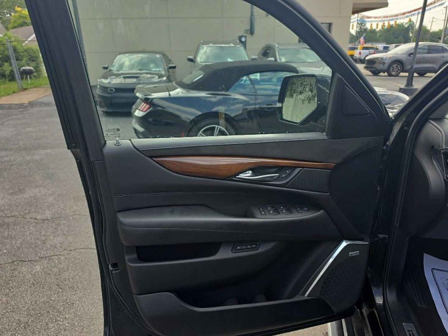 2017 BLACK /BLACK Cadillac Escalade ESV Premium 4WD (1GYS4JKJXHR) with an 6.2L V8 OHV 16V FFV engine, 8A transmission, located at 3304 Woodville Road, Northwood, OH, 43619, (419) 210-8019, 41.612694, -83.480743 - Your #1 Destination for Auto Loans and mdash;No Matter Your Credit!At our dealership, we believe everyone deserves the opportunity to drive their dream car and mdash;whether you have good credit, bad credit, or no credit at all. With a wide selection of hundreds of cars, trucks, and SUVs, you'll fin- Photo#8