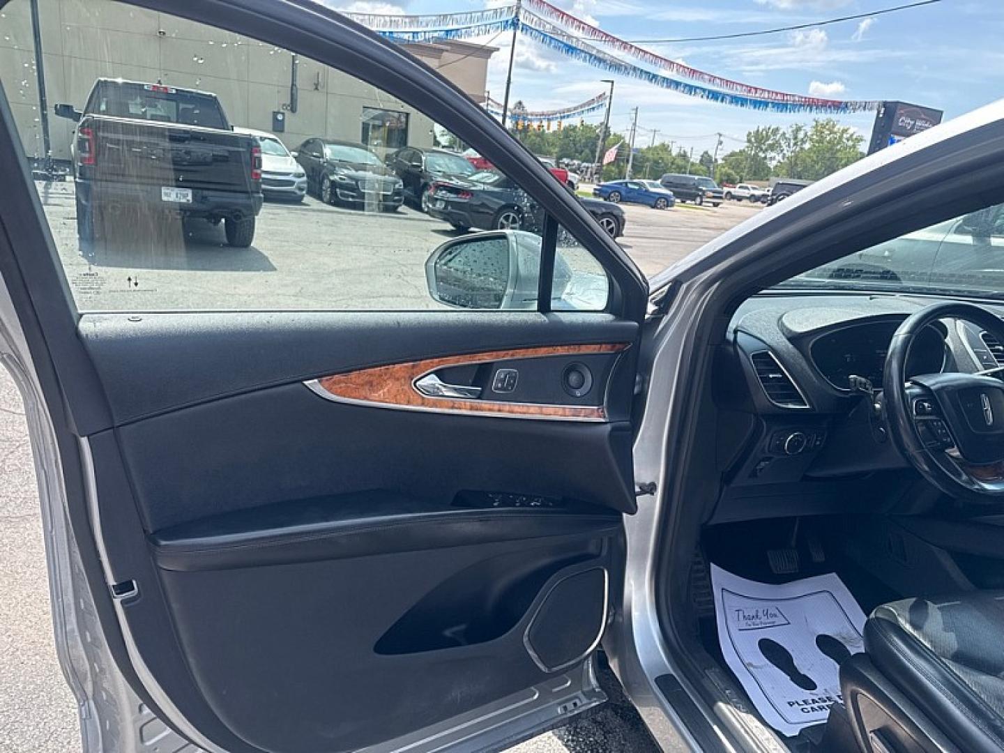 2020 SILVER /BLACK Lincoln Nautilus Reserve AWD (2LMPJ8K98LB) with an 2.0L L4 DOHC 16V engine, 6A transmission, located at 3304 Woodville Road, Northwood, OH, 43619, (419) 210-8019, 41.612694, -83.480743- Photo#8