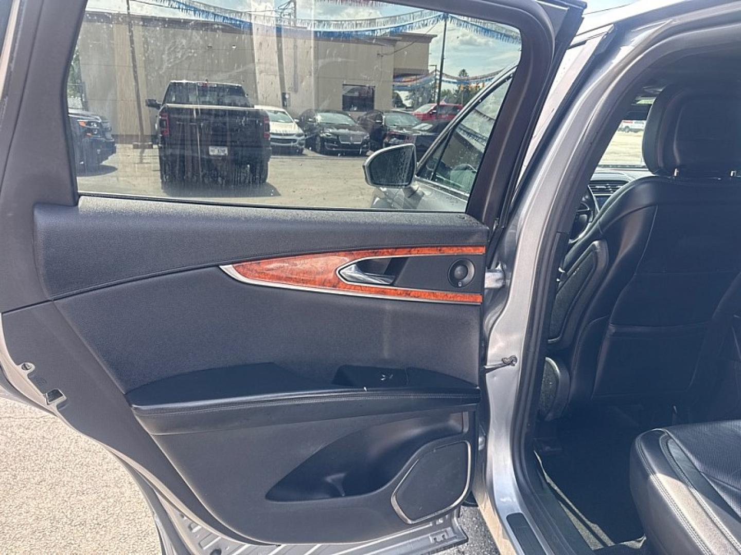 2020 SILVER /BLACK Lincoln Nautilus Reserve AWD (2LMPJ8K98LB) with an 2.0L L4 DOHC 16V engine, 6A transmission, located at 3304 Woodville Road, Northwood, OH, 43619, (419) 210-8019, 41.612694, -83.480743- Photo#10