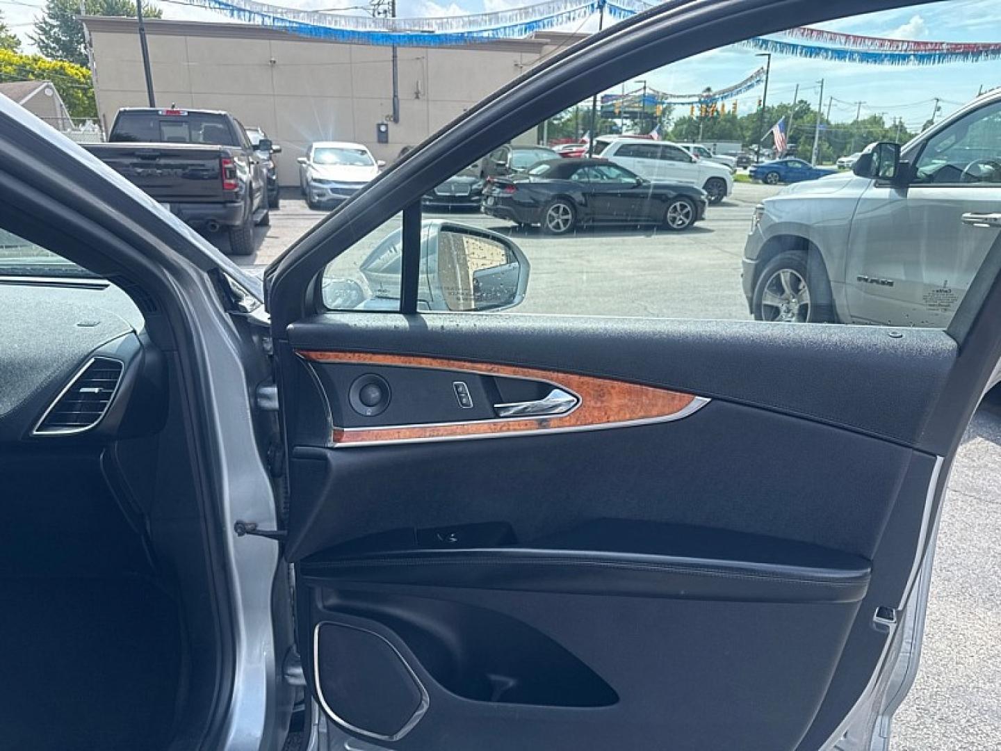 2020 SILVER /BLACK Lincoln Nautilus Reserve AWD (2LMPJ8K98LB) with an 2.0L L4 DOHC 16V engine, 6A transmission, located at 3304 Woodville Road, Northwood, OH, 43619, (419) 210-8019, 41.612694, -83.480743- Photo#15