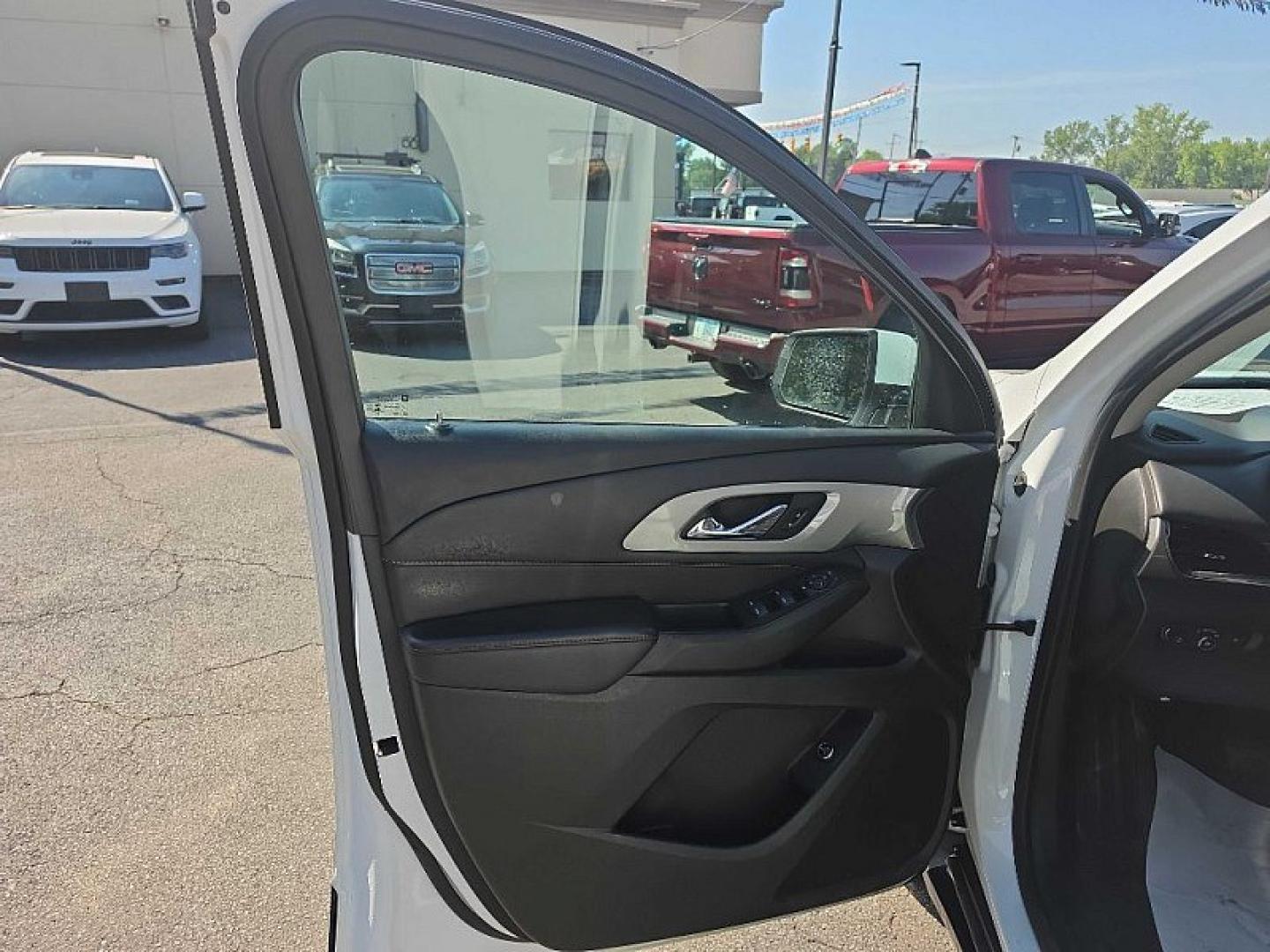 2021 WHITE /BLACK Chevrolet Traverse LT Feather AWD (1GNEVHKW3MJ) with an 3.6L V6 DOHC 24V engine, 9A transmission, located at 3304 Woodville Road, Northwood, OH, 43619, (419) 210-8019, 41.612694, -83.480743 - Your #1 Destination for Auto Loans and mdash;No Matter Your Credit!At our dealership, we believe everyone deserves the opportunity to drive their dream car and mdash;whether you have good credit, bad credit, or no credit at all. With a wide selection of hundreds of cars, trucks, and SUVs, you'll fin- Photo#8