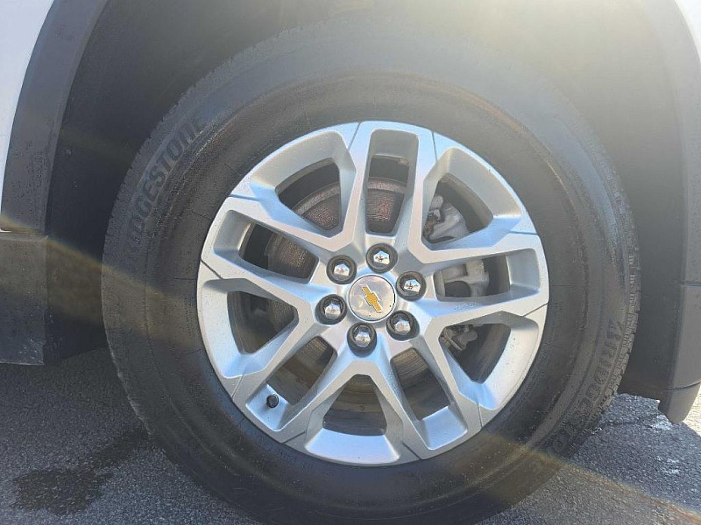 2021 WHITE /BLACK Chevrolet Traverse LT Feather AWD (1GNEVHKW3MJ) with an 3.6L V6 DOHC 24V engine, 9A transmission, located at 3304 Woodville Road, Northwood, OH, 43619, (419) 210-8019, 41.612694, -83.480743 - Your #1 Destination for Auto Loans and mdash;No Matter Your Credit!At our dealership, we believe everyone deserves the opportunity to drive their dream car and mdash;whether you have good credit, bad credit, or no credit at all. With a wide selection of hundreds of cars, trucks, and SUVs, you'll fin- Photo#19