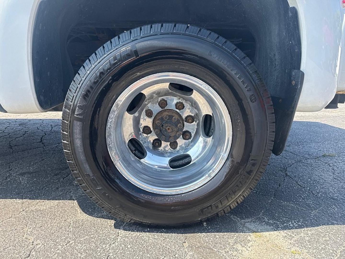 2016 WHITE /GREY Ford F-350 SD King Ranch Crew Cab Long Bed DRW 4WD (1FT8W3DT3GE) with an 6.7L V8 OHV 16V DIESEL engine, 6A transmission, located at 3304 Woodville Road, Northwood, OH, 43619, (419) 210-8019, 41.612694, -83.480743 - Your #1 Destination for Auto Loans and mdash;No Matter Your Credit!At our dealership, we believe everyone deserves the opportunity to drive their dream car and mdash;whether you have good credit, bad credit, or no credit at all. With a wide selection of hundreds of cars, trucks, and SUVs, you'll fin- Photo#16