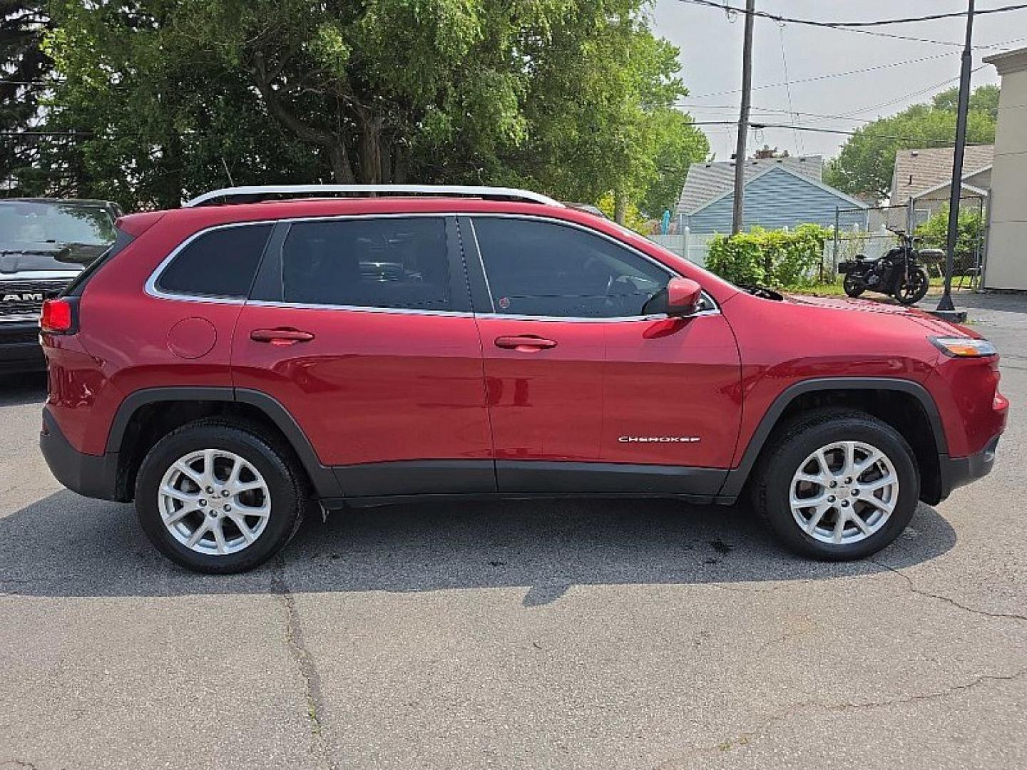 2017 RED /BLACK Jeep Cherokee Latitude FWD (1C4PJLCB0HW) with an 2.4L L4 DOHC 16V engine, 9A transmission, located at 3304 Woodville Road, Northwood, OH, 43619, (419) 210-8019, 41.612694, -83.480743 - Your #1 Destination for Auto Loans and mdash;No Matter Your Credit!At our dealership, we believe everyone deserves the opportunity to drive their dream car and mdash;whether you have good credit, bad credit, or no credit at all. With a wide selection of hundreds of cars, trucks, and SUVs, you'll fin- Photo#5