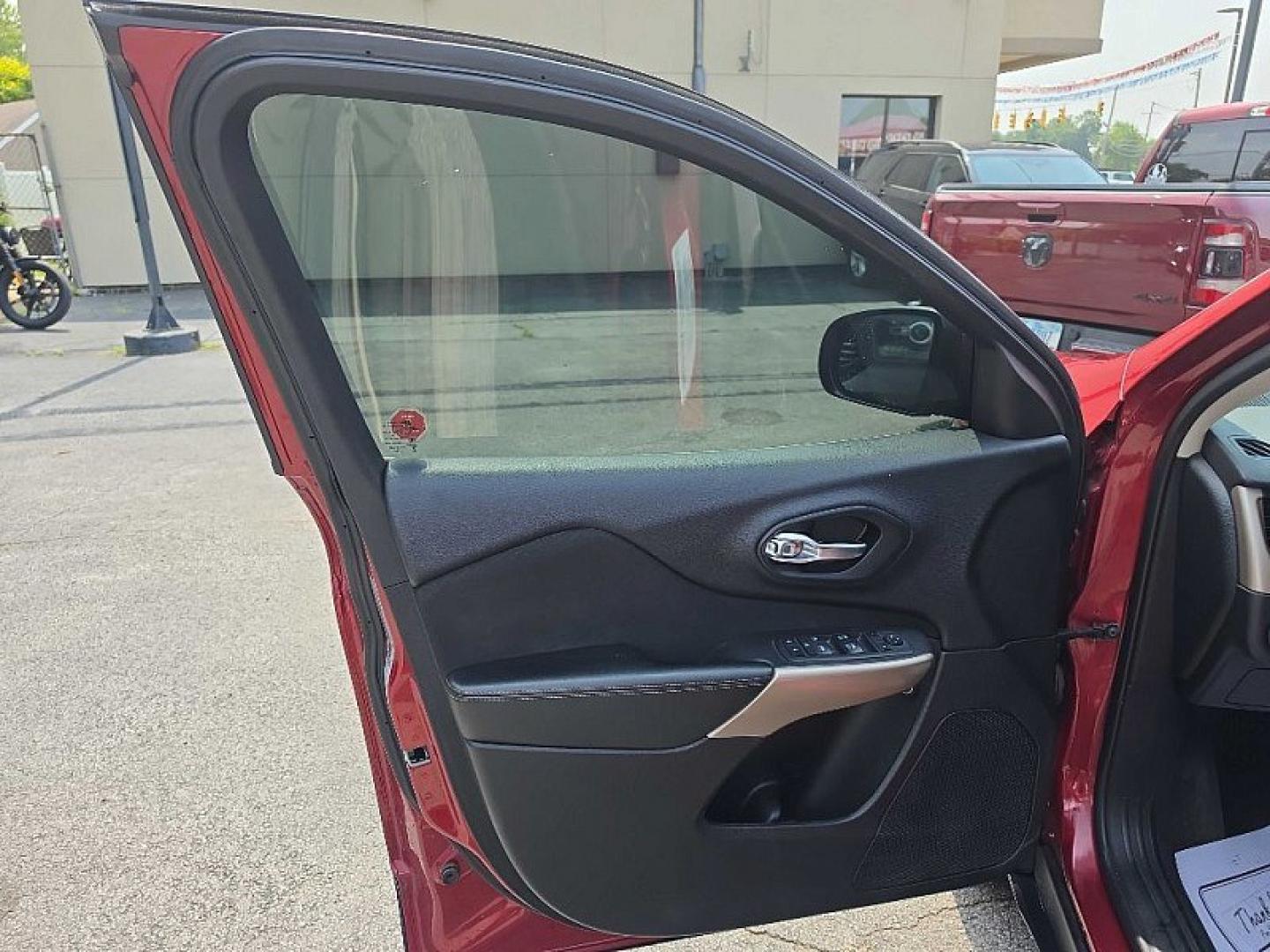 2017 RED /BLACK Jeep Cherokee Latitude FWD (1C4PJLCB0HW) with an 2.4L L4 DOHC 16V engine, 9A transmission, located at 3304 Woodville Road, Northwood, OH, 43619, (419) 210-8019, 41.612694, -83.480743 - Your #1 Destination for Auto Loans and mdash;No Matter Your Credit!At our dealership, we believe everyone deserves the opportunity to drive their dream car and mdash;whether you have good credit, bad credit, or no credit at all. With a wide selection of hundreds of cars, trucks, and SUVs, you'll fin- Photo#8