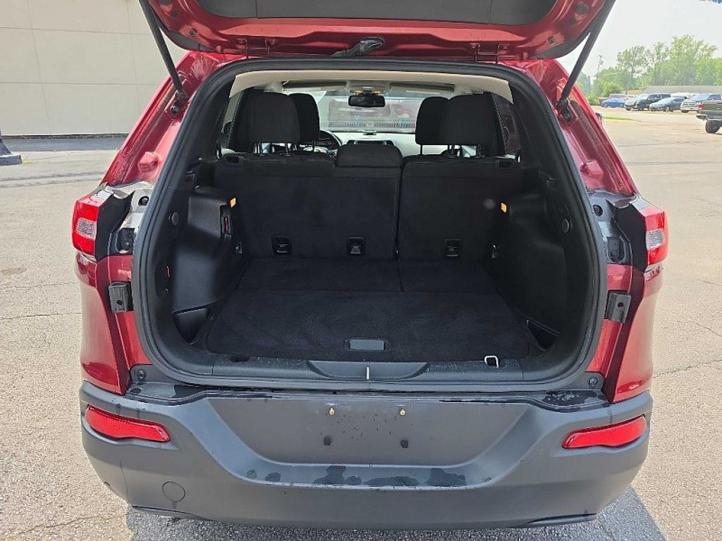 2017 RED /BLACK Jeep Cherokee Latitude FWD (1C4PJLCB0HW) with an 2.4L L4 DOHC 16V engine, 9A transmission, located at 3304 Woodville Road, Northwood, OH, 43619, (419) 210-8019, 41.612694, -83.480743 - Your #1 Destination for Auto Loans and mdash;No Matter Your Credit!At our dealership, we believe everyone deserves the opportunity to drive their dream car and mdash;whether you have good credit, bad credit, or no credit at all. With a wide selection of hundreds of cars, trucks, and SUVs, you'll fin- Photo#12