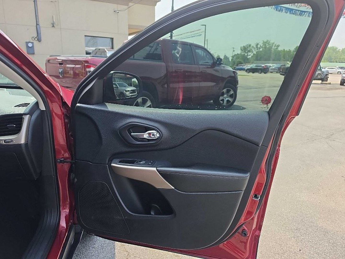 2017 RED /BLACK Jeep Cherokee Latitude FWD (1C4PJLCB0HW) with an 2.4L L4 DOHC 16V engine, 9A transmission, located at 3304 Woodville Road, Northwood, OH, 43619, (419) 210-8019, 41.612694, -83.480743 - Your #1 Destination for Auto Loans and mdash;No Matter Your Credit!At our dealership, we believe everyone deserves the opportunity to drive their dream car and mdash;whether you have good credit, bad credit, or no credit at all. With a wide selection of hundreds of cars, trucks, and SUVs, you'll fin- Photo#15