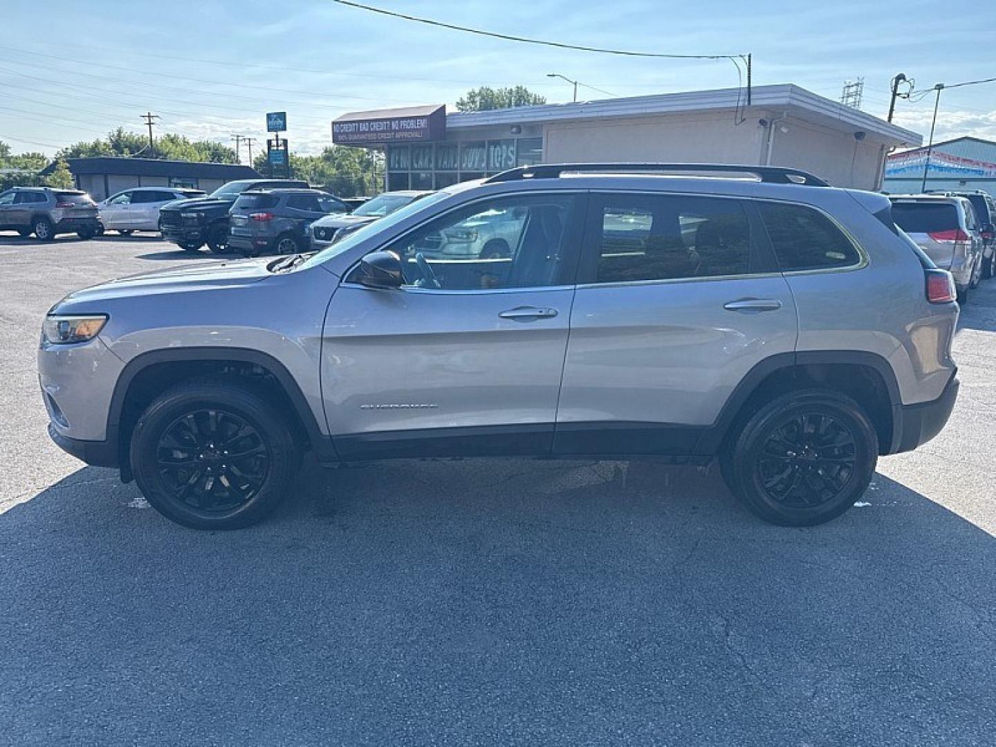 2022 SILVER /BLACK Jeep Cherokee Latitude 4WD (1C4PJMCX5ND) with an 3.2L V6 DOHC 24V engine, 9A transmission, located at 3304 Woodville Road, Northwood, OH, 43619, (419) 210-8019, 41.612694, -83.480743 - Your #1 Destination for Auto Loans and mdash;No Matter Your Credit!At our dealership, we believe everyone deserves the opportunity to drive their dream car and mdash;whether you have good credit, bad credit, or no credit at all. With a wide selection of hundreds of cars, trucks, and SUVs, you'll fin- Photo#1