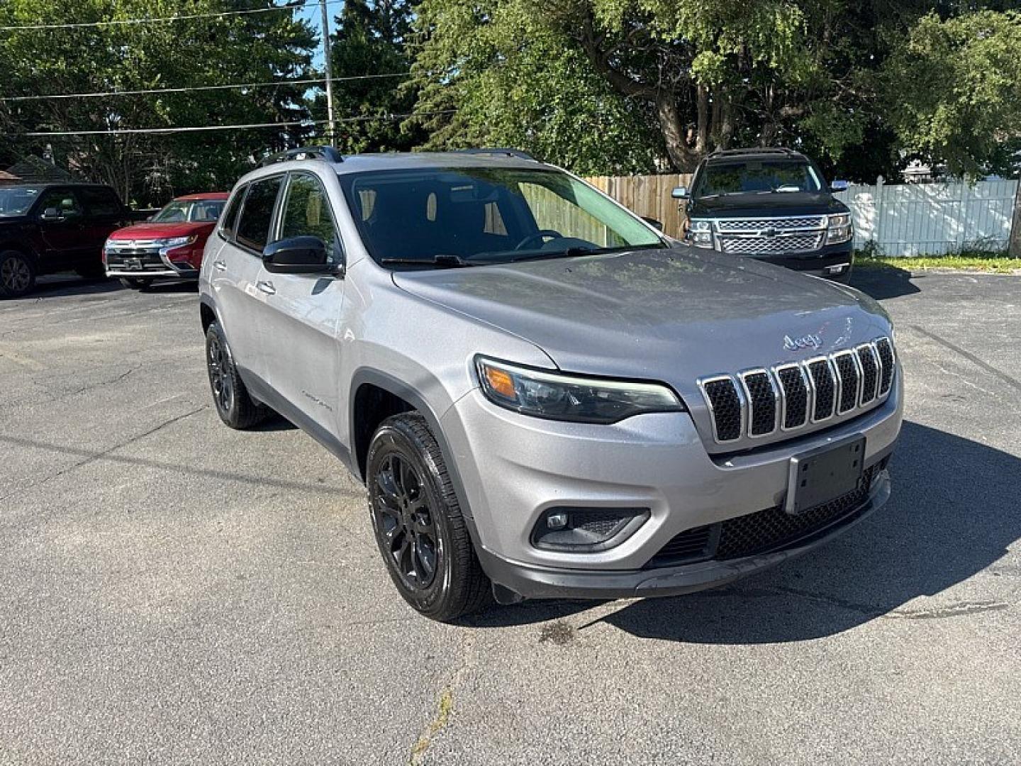2022 SILVER /BLACK Jeep Cherokee Latitude 4WD (1C4PJMCX5ND) with an 3.2L V6 DOHC 24V engine, 9A transmission, located at 3304 Woodville Road, Northwood, OH, 43619, (419) 210-8019, 41.612694, -83.480743 - Your #1 Destination for Auto Loans and mdash;No Matter Your Credit!At our dealership, we believe everyone deserves the opportunity to drive their dream car and mdash;whether you have good credit, bad credit, or no credit at all. With a wide selection of hundreds of cars, trucks, and SUVs, you'll fin- Photo#6