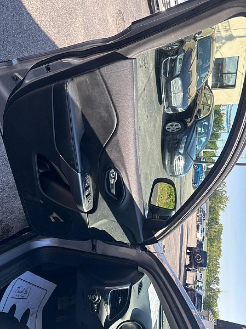 2022 SILVER /BLACK Jeep Cherokee Latitude 4WD (1C4PJMCX5ND) with an 3.2L V6 DOHC 24V engine, 9A transmission, located at 3304 Woodville Road, Northwood, OH, 43619, (419) 210-8019, 41.612694, -83.480743 - Your #1 Destination for Auto Loans and mdash;No Matter Your Credit!At our dealership, we believe everyone deserves the opportunity to drive their dream car and mdash;whether you have good credit, bad credit, or no credit at all. With a wide selection of hundreds of cars, trucks, and SUVs, you'll fin- Photo#8