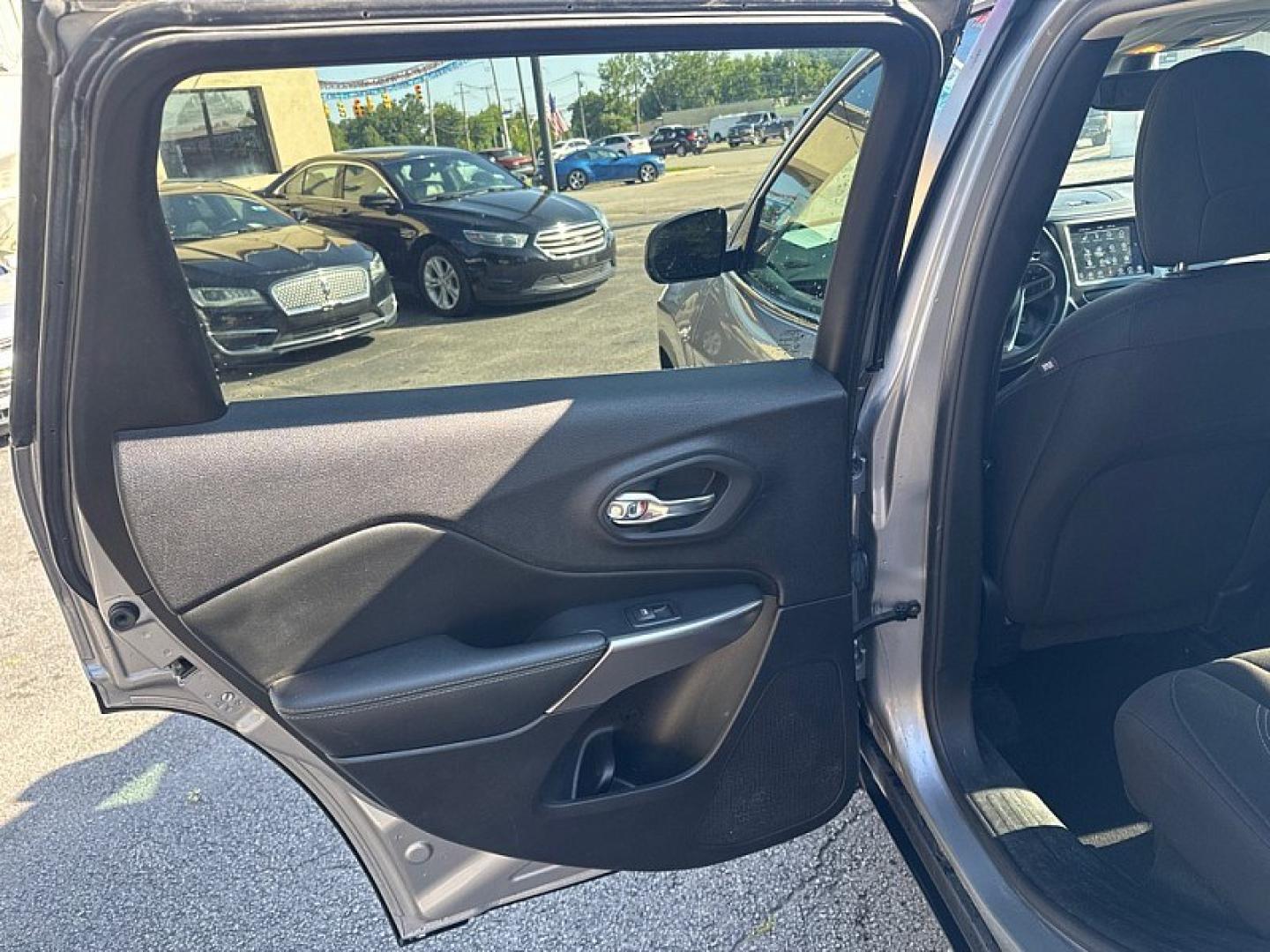 2022 SILVER /BLACK Jeep Cherokee Latitude 4WD (1C4PJMCX5ND) with an 3.2L V6 DOHC 24V engine, 9A transmission, located at 3304 Woodville Road, Northwood, OH, 43619, (419) 210-8019, 41.612694, -83.480743 - Your #1 Destination for Auto Loans and mdash;No Matter Your Credit!At our dealership, we believe everyone deserves the opportunity to drive their dream car and mdash;whether you have good credit, bad credit, or no credit at all. With a wide selection of hundreds of cars, trucks, and SUVs, you'll fin- Photo#10