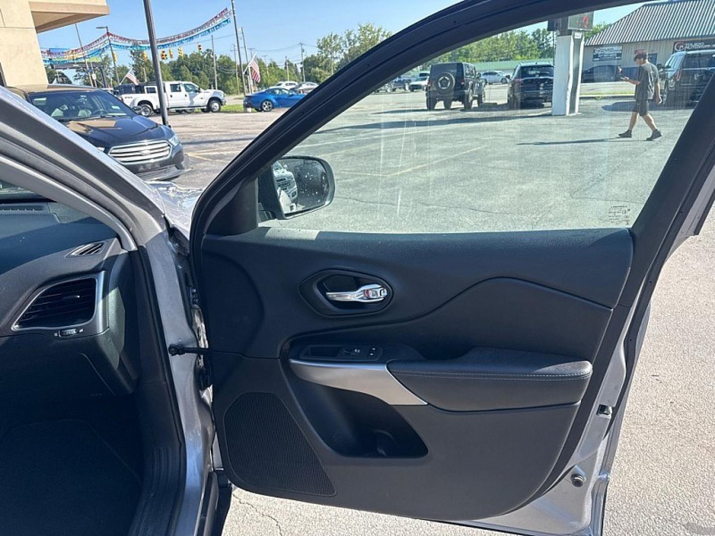 2022 SILVER /BLACK Jeep Cherokee Latitude 4WD (1C4PJMCX5ND) with an 3.2L V6 DOHC 24V engine, 9A transmission, located at 3304 Woodville Road, Northwood, OH, 43619, (419) 210-8019, 41.612694, -83.480743 - Your #1 Destination for Auto Loans and mdash;No Matter Your Credit!At our dealership, we believe everyone deserves the opportunity to drive their dream car and mdash;whether you have good credit, bad credit, or no credit at all. With a wide selection of hundreds of cars, trucks, and SUVs, you'll fin- Photo#15