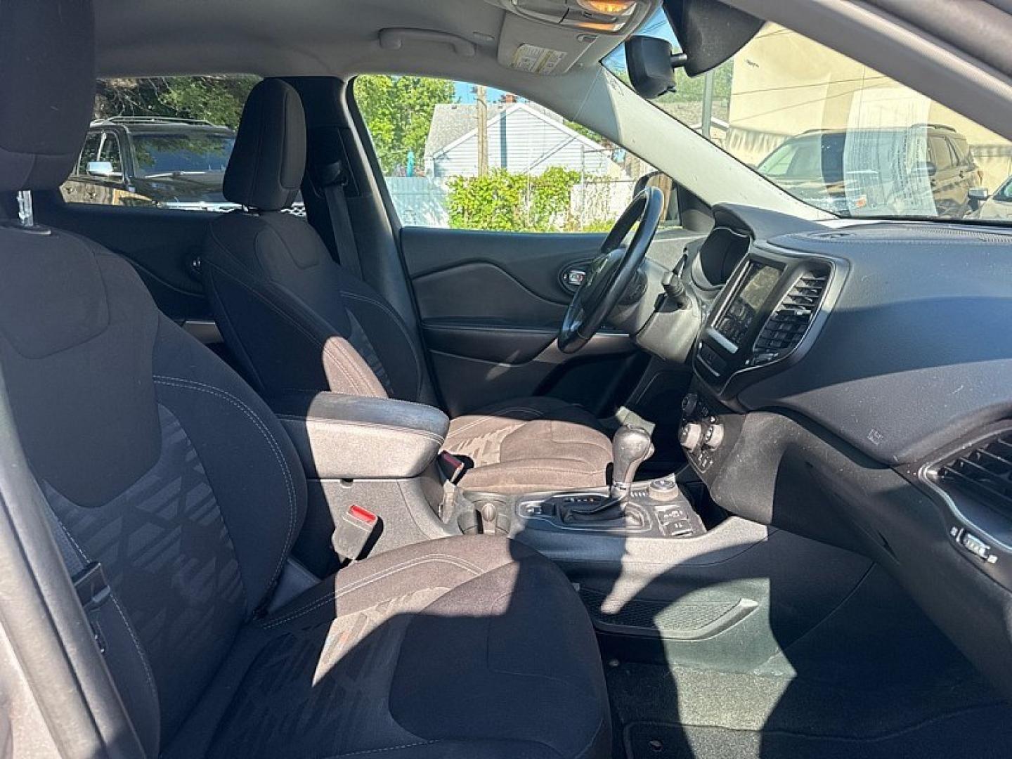 2022 SILVER /BLACK Jeep Cherokee Latitude 4WD (1C4PJMCX5ND) with an 3.2L V6 DOHC 24V engine, 9A transmission, located at 3304 Woodville Road, Northwood, OH, 43619, (419) 210-8019, 41.612694, -83.480743 - Your #1 Destination for Auto Loans and mdash;No Matter Your Credit!At our dealership, we believe everyone deserves the opportunity to drive their dream car and mdash;whether you have good credit, bad credit, or no credit at all. With a wide selection of hundreds of cars, trucks, and SUVs, you'll fin- Photo#16