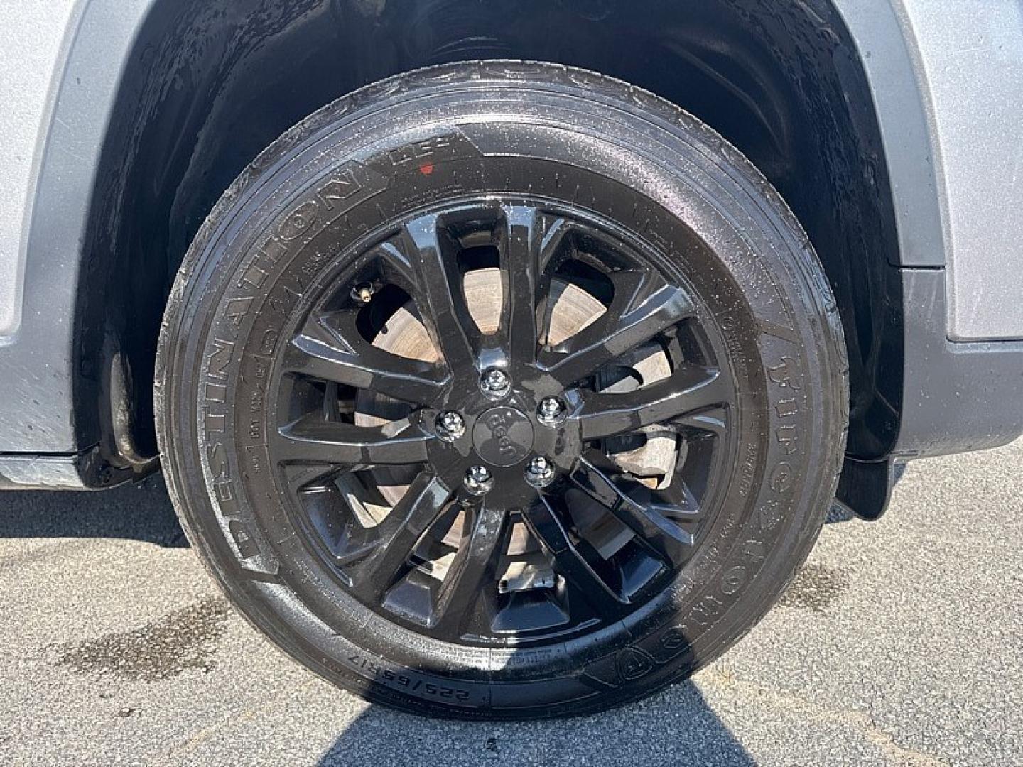 2022 SILVER /BLACK Jeep Cherokee Latitude 4WD (1C4PJMCX5ND) with an 3.2L V6 DOHC 24V engine, 9A transmission, located at 3304 Woodville Road, Northwood, OH, 43619, (419) 210-8019, 41.612694, -83.480743 - Your #1 Destination for Auto Loans and mdash;No Matter Your Credit!At our dealership, we believe everyone deserves the opportunity to drive their dream car and mdash;whether you have good credit, bad credit, or no credit at all. With a wide selection of hundreds of cars, trucks, and SUVs, you'll fin- Photo#17