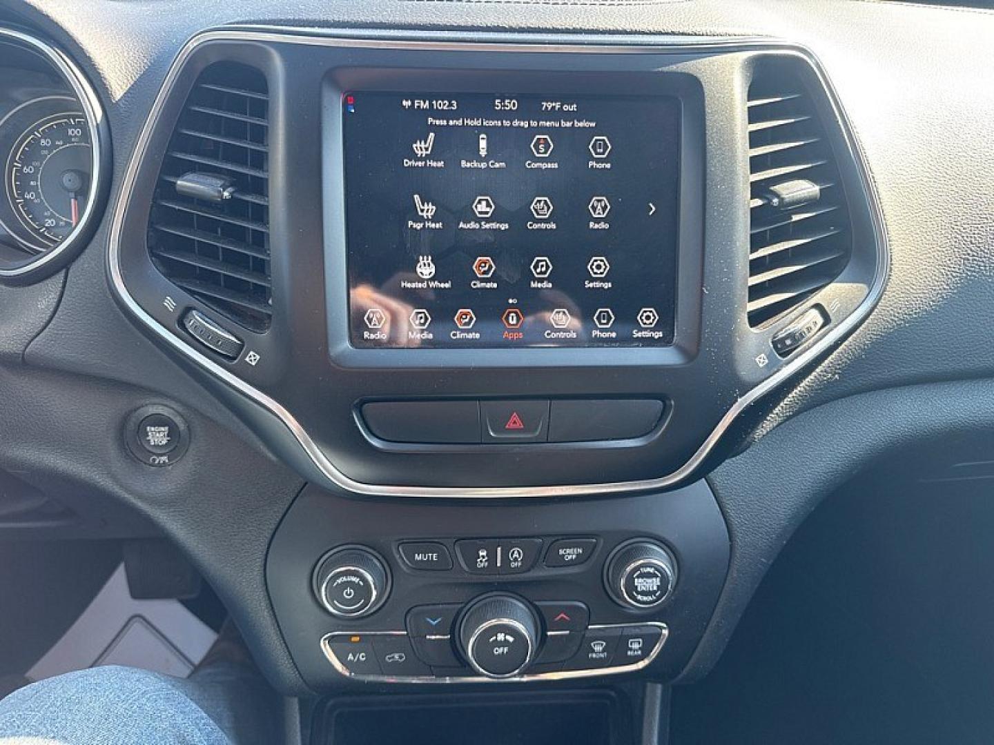 2022 SILVER /BLACK Jeep Cherokee Latitude 4WD (1C4PJMCX5ND) with an 3.2L V6 DOHC 24V engine, 9A transmission, located at 3304 Woodville Road, Northwood, OH, 43619, (419) 210-8019, 41.612694, -83.480743 - Your #1 Destination for Auto Loans and mdash;No Matter Your Credit!At our dealership, we believe everyone deserves the opportunity to drive their dream car and mdash;whether you have good credit, bad credit, or no credit at all. With a wide selection of hundreds of cars, trucks, and SUVs, you'll fin- Photo#21