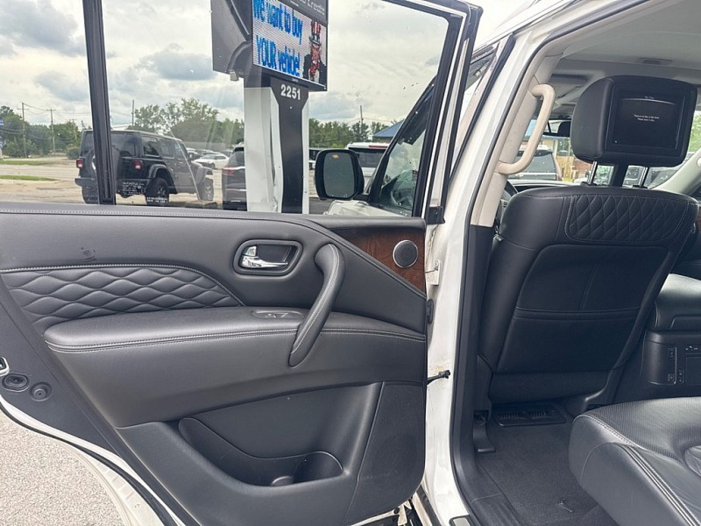 2018 WHITE /BLACK Infiniti QX80 4WD (JN8AZ2NC0J9) with an 5.6L V8 DOHC 32V engine, 7A transmission, located at 3304 Woodville Road, Northwood, OH, 43619, (419) 210-8019, 41.612694, -83.480743 - Your #1 Destination for Auto Loans and mdash;No Matter Your Credit!At our dealership, we believe everyone deserves the opportunity to drive their dream car and mdash;whether you have good credit, bad credit, or no credit at all. With a wide selection of hundreds of cars, trucks, and SUVs, you'll fin- Photo#10