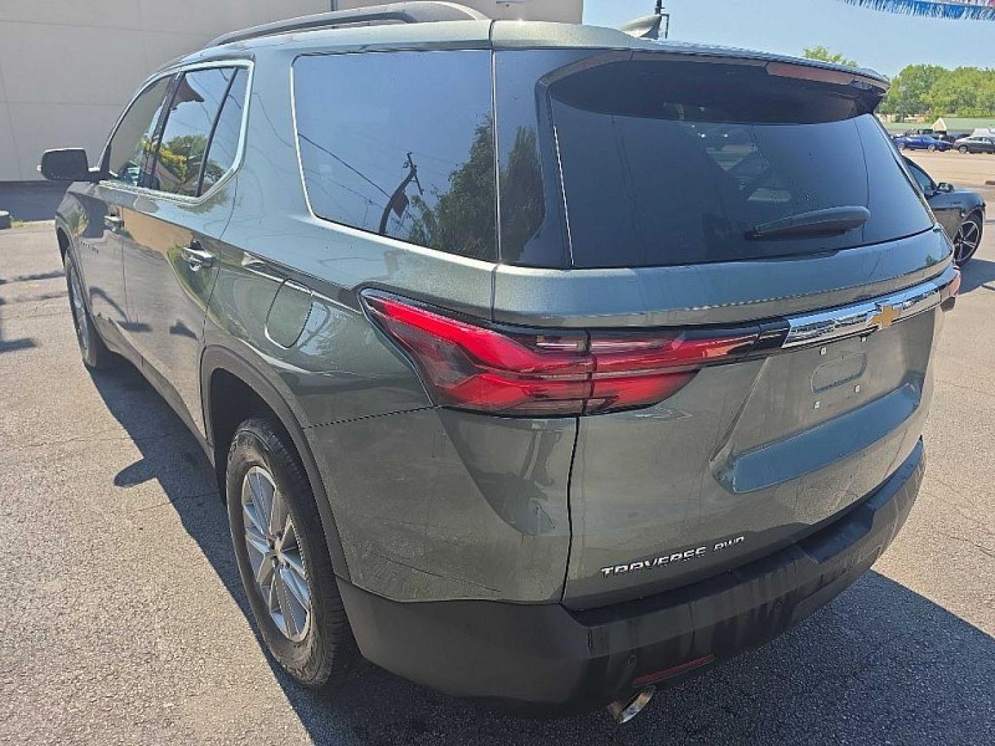 2022 GREEN /BLACK Chevrolet Traverse LT Cloth AWD (1GNEVGKW9NJ) with an 3.6L V6 DOHC 24V engine, 9A transmission, located at 3304 Woodville Road, Northwood, OH, 43619, (419) 210-8019, 41.612694, -83.480743 - Your #1 Destination for Auto Loans and mdash;No Matter Your Credit!At our dealership, we believe everyone deserves the opportunity to drive their dream car and mdash;whether you have good credit, bad credit, or no credit at all. With a wide selection of hundreds of cars, trucks, and SUVs, you'll fin- Photo#2