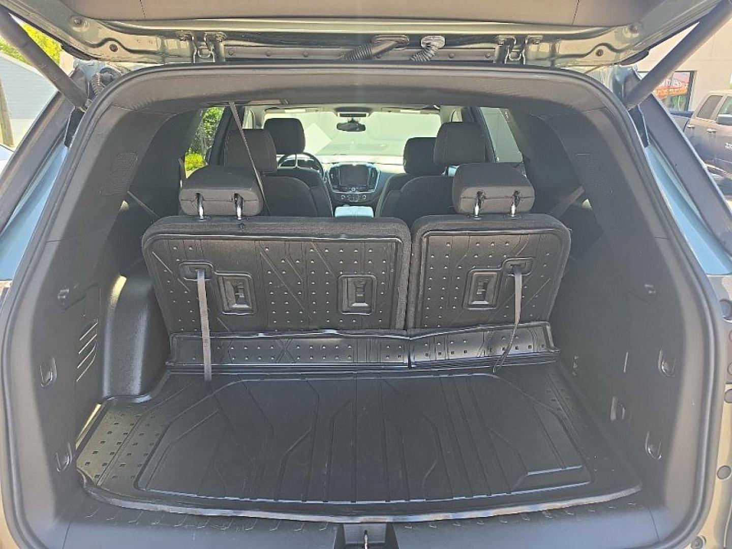 2022 GREEN /BLACK Chevrolet Traverse LT Cloth AWD (1GNEVGKW9NJ) with an 3.6L V6 DOHC 24V engine, 9A transmission, located at 3304 Woodville Road, Northwood, OH, 43619, (419) 210-8019, 41.612694, -83.480743 - Your #1 Destination for Auto Loans and mdash;No Matter Your Credit!At our dealership, we believe everyone deserves the opportunity to drive their dream car and mdash;whether you have good credit, bad credit, or no credit at all. With a wide selection of hundreds of cars, trucks, and SUVs, you'll fin- Photo#13