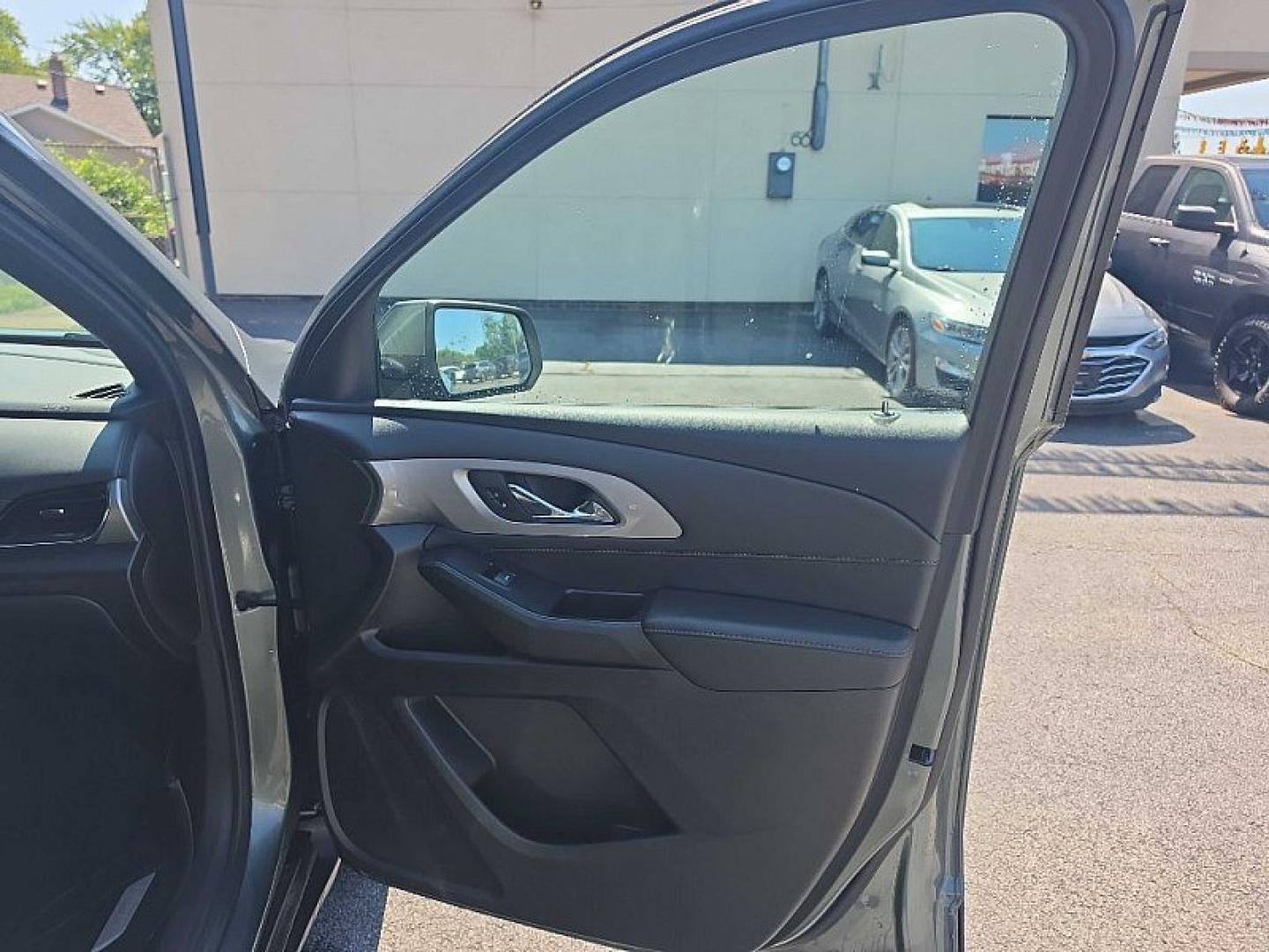 2022 GREEN /BLACK Chevrolet Traverse LT Cloth AWD (1GNEVGKW9NJ) with an 3.6L V6 DOHC 24V engine, 9A transmission, located at 3304 Woodville Road, Northwood, OH, 43619, (419) 210-8019, 41.612694, -83.480743 - Your #1 Destination for Auto Loans and mdash;No Matter Your Credit!At our dealership, we believe everyone deserves the opportunity to drive their dream car and mdash;whether you have good credit, bad credit, or no credit at all. With a wide selection of hundreds of cars, trucks, and SUVs, you'll fin- Photo#17