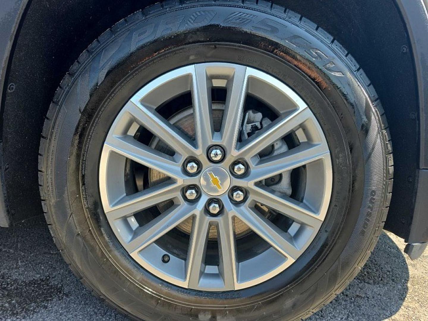 2022 GREEN /BLACK Chevrolet Traverse LT Cloth AWD (1GNEVGKW9NJ) with an 3.6L V6 DOHC 24V engine, 9A transmission, located at 3304 Woodville Road, Northwood, OH, 43619, (419) 210-8019, 41.612694, -83.480743 - Your #1 Destination for Auto Loans and mdash;No Matter Your Credit!At our dealership, we believe everyone deserves the opportunity to drive their dream car and mdash;whether you have good credit, bad credit, or no credit at all. With a wide selection of hundreds of cars, trucks, and SUVs, you'll fin- Photo#19