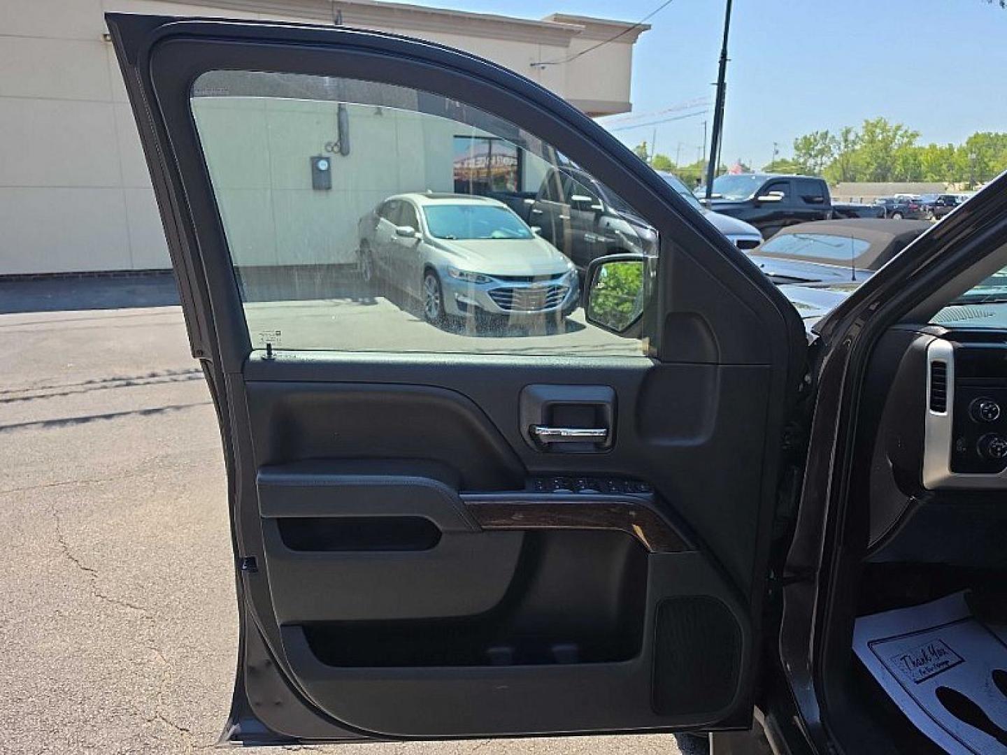 2015 GRAY /GRAY GMC Sierra 1500 SLE Crew Cab Short Box 4WD (3GTU2UEC5FG) with an 5.3L V8 OHV 16V engine, 6-Speed Automatic transmission, located at 3304 Woodville Road, Northwood, OH, 43619, (419) 210-8019, 41.612694, -83.480743 - Your #1 Destination for Auto Loans and mdash;No Matter Your Credit!At our dealership, we believe everyone deserves the opportunity to drive their dream car and mdash;whether you have good credit, bad credit, or no credit at all. With a wide selection of hundreds of cars, trucks, and SUVs, you'll fin- Photo#8